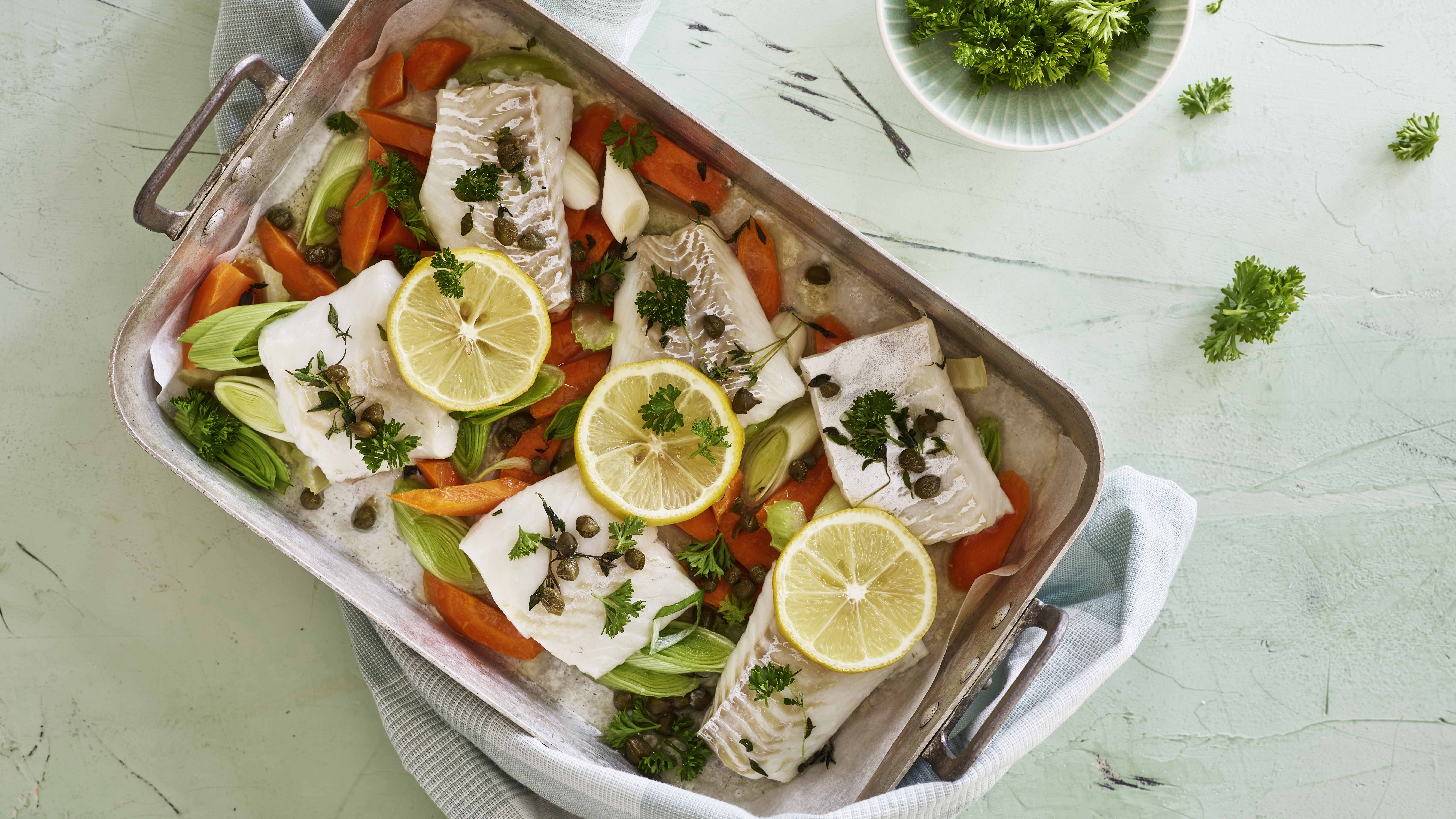 Ovnbagt fisk med grønt og kaperssmør