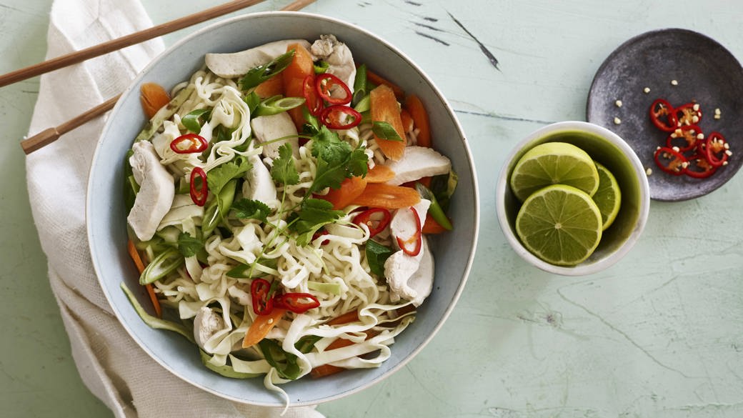 One pot nudelsuppe med kylling, citrongræs, kål og koriander