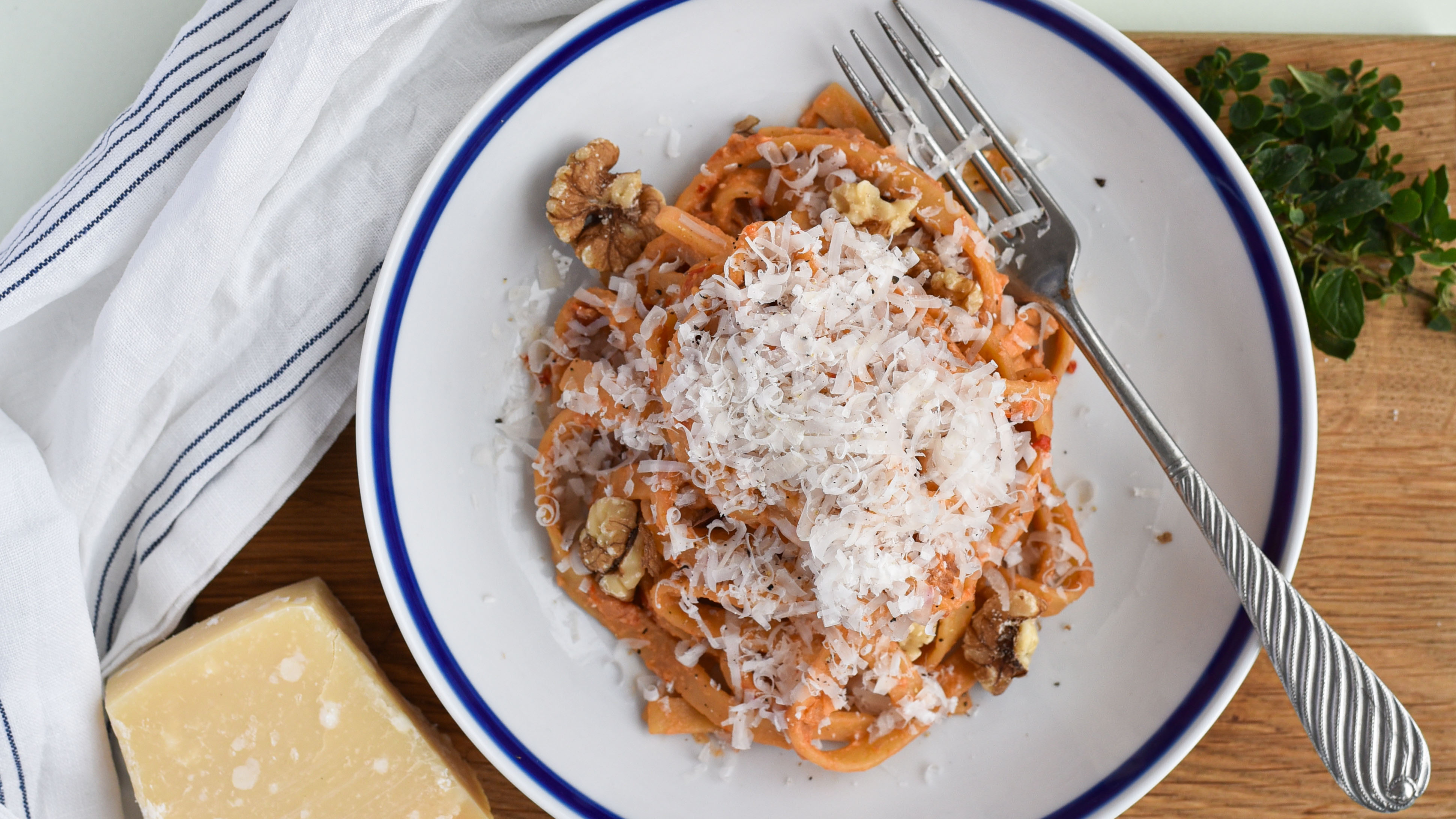 Frisk fettucine med peberfrugt, valnødder og parmesan