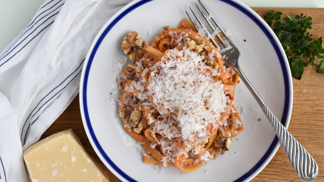 Frisk fettucine med peberfrugt, valnødder og parmesan