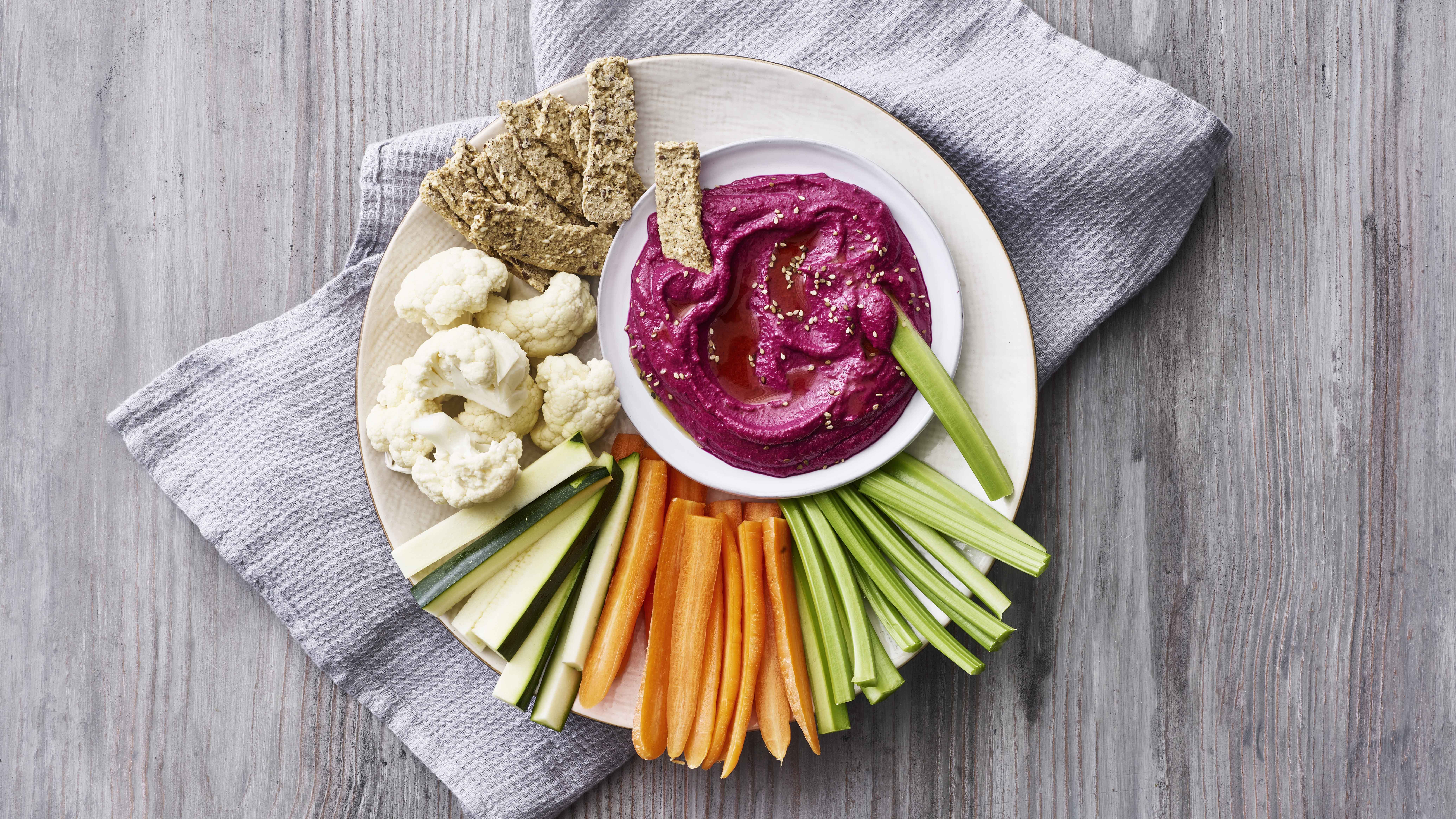 Rødbededip med sprøde grøntsagsstænger