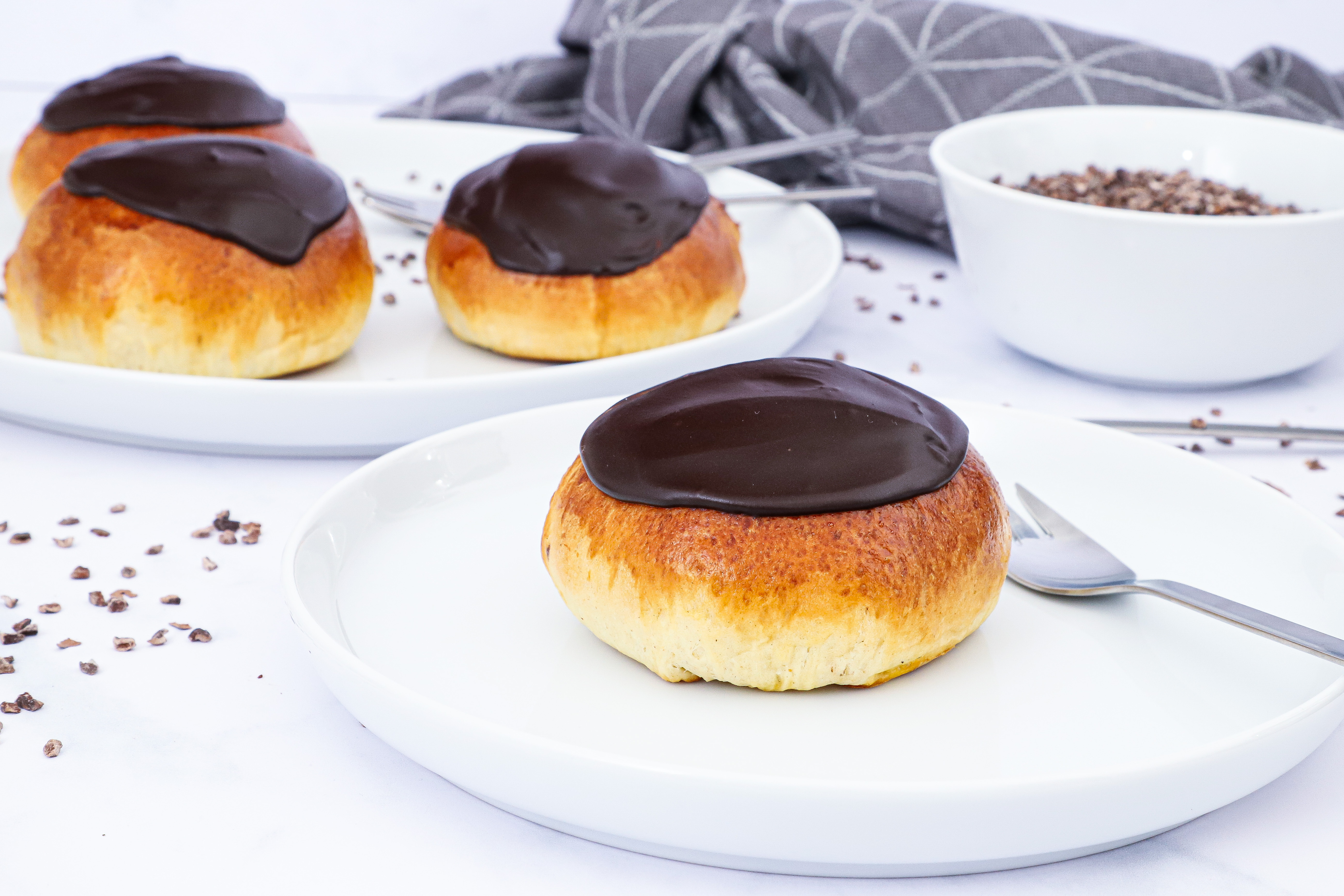 Fastelavnsboller med vaniljecreme og chokolade