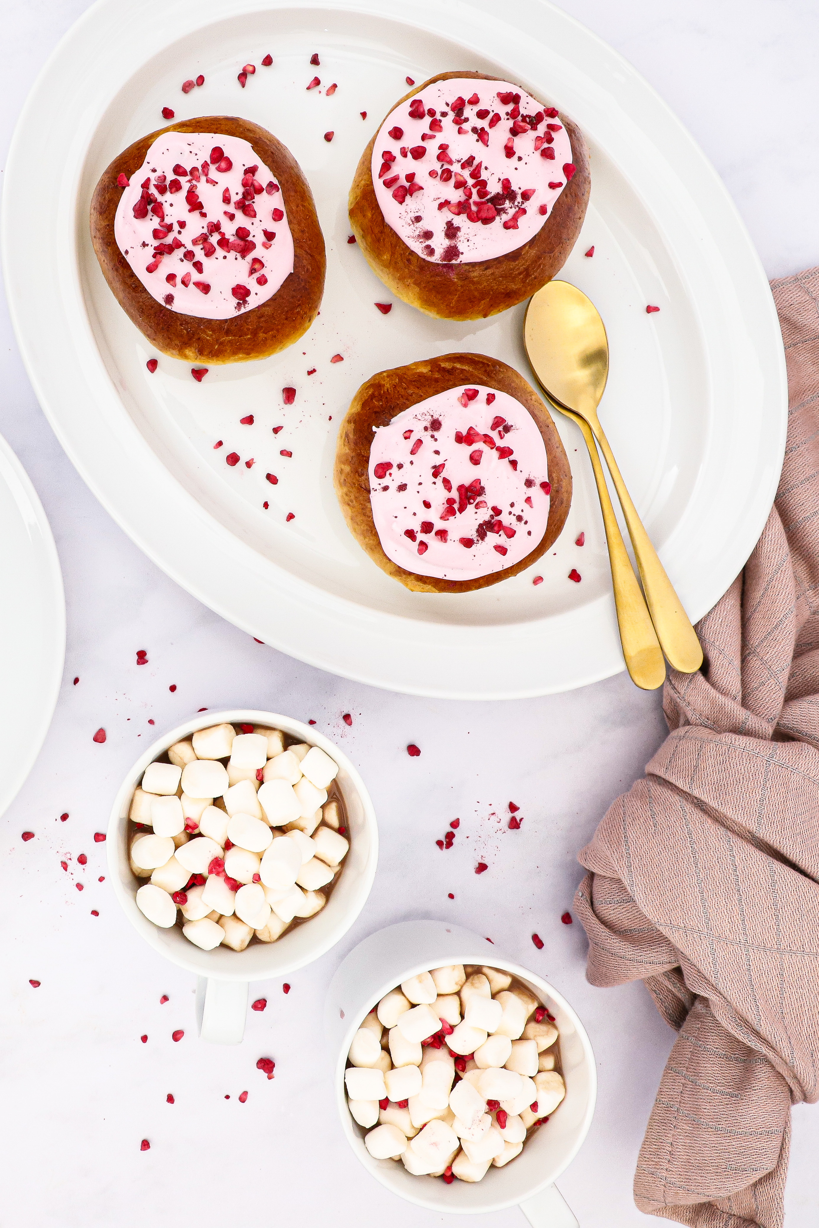 Fastelavnsboller med vaniljecreme og hindbærmarmelade