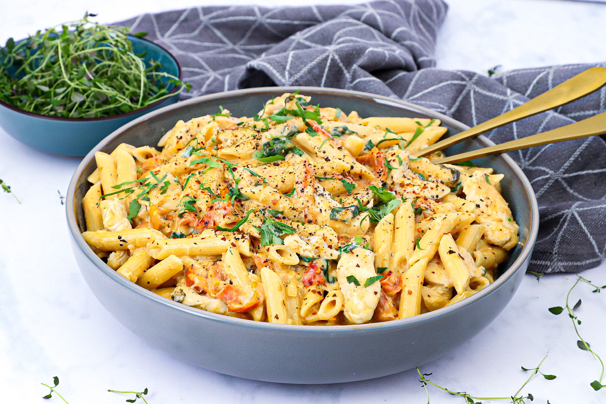 Pasta med kylling i spicy cremet tomatsauce