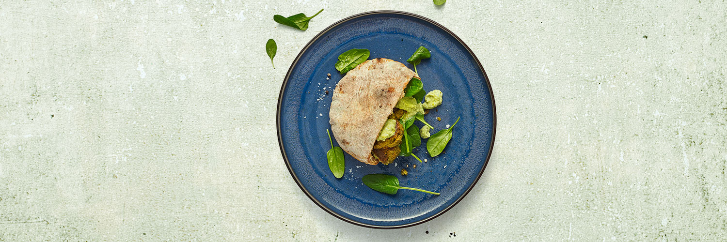 Klimaglad pita med falafel og ærtedip