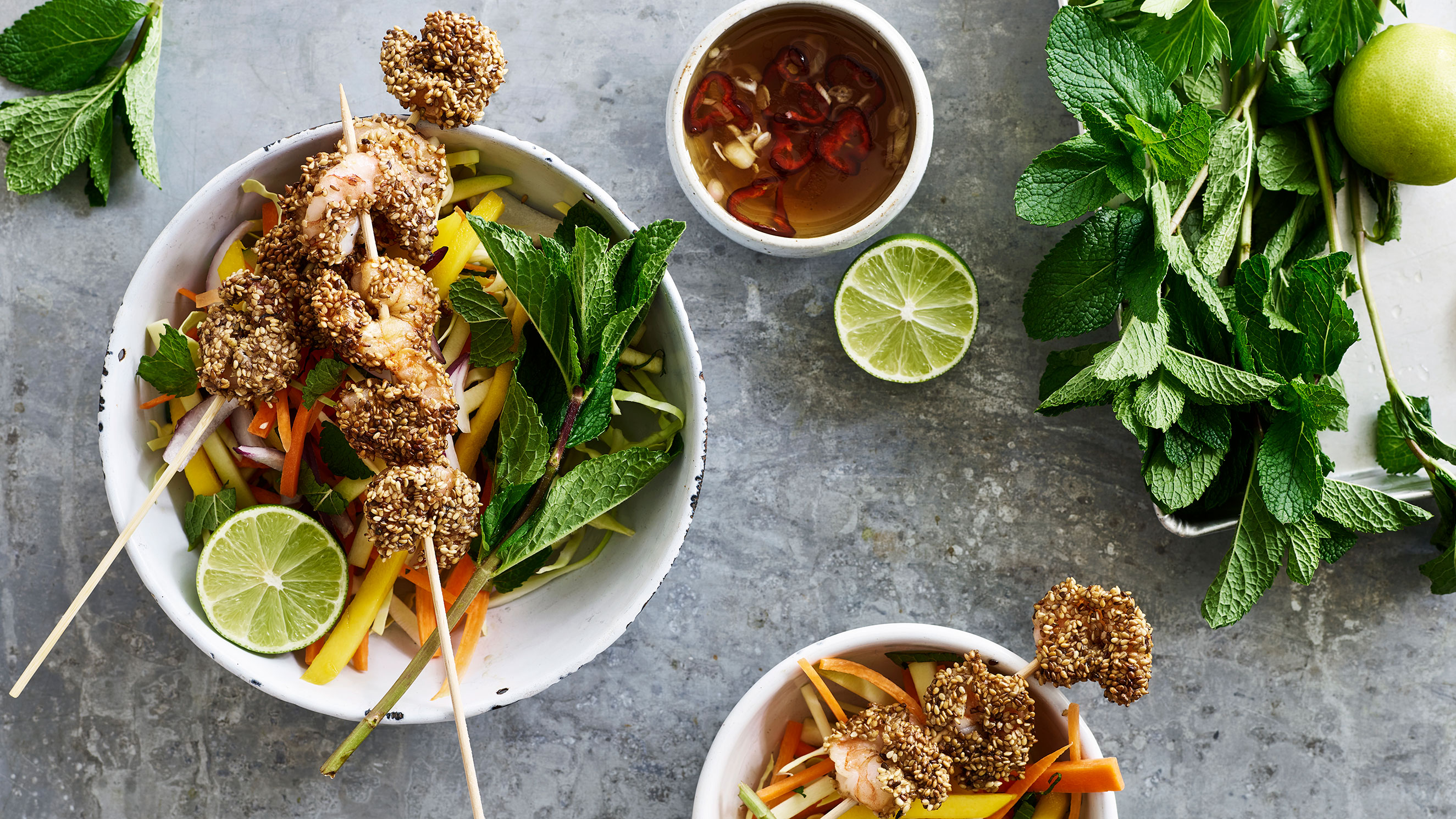 Spicy asiatisk salat med kål, rodfrugter, grøn mango, urter og sesamristede rejer