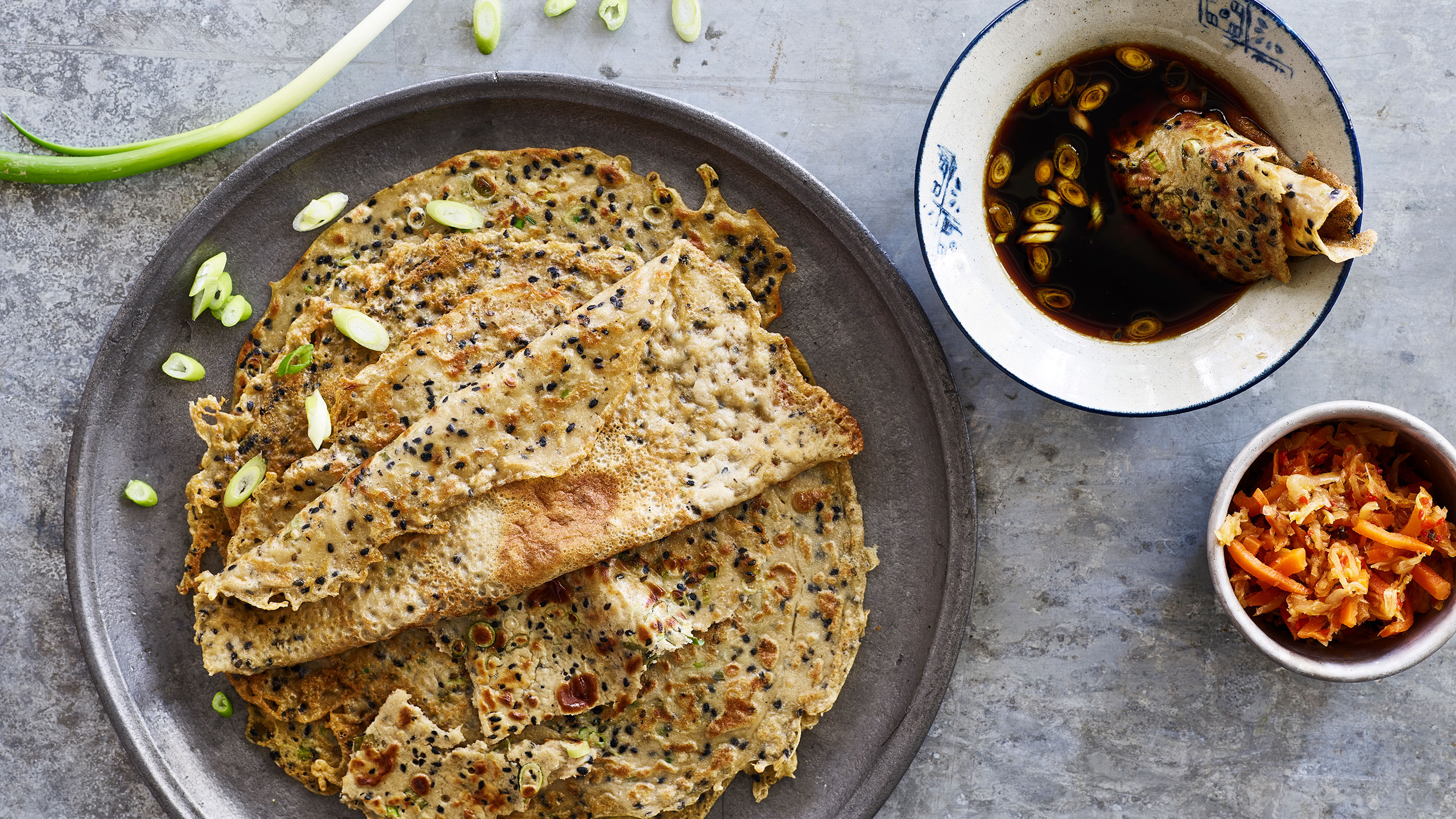 Koreansk-inspirerede pandekager med forårsløg og kimchi