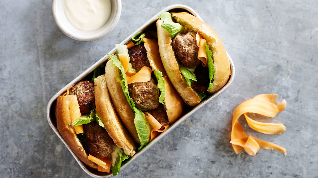 »Bahn Mi« vietnamesisk sandwich med krydret kød, pickled gulerod og friske urter