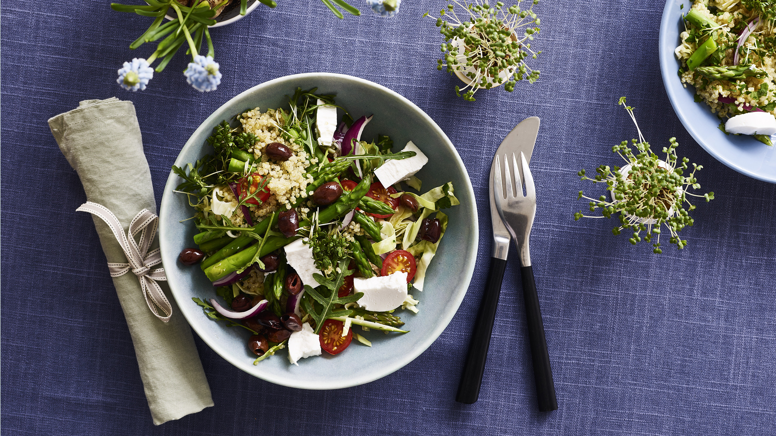 Aspargessalat med quinoa, gedeost, oliven og tomat