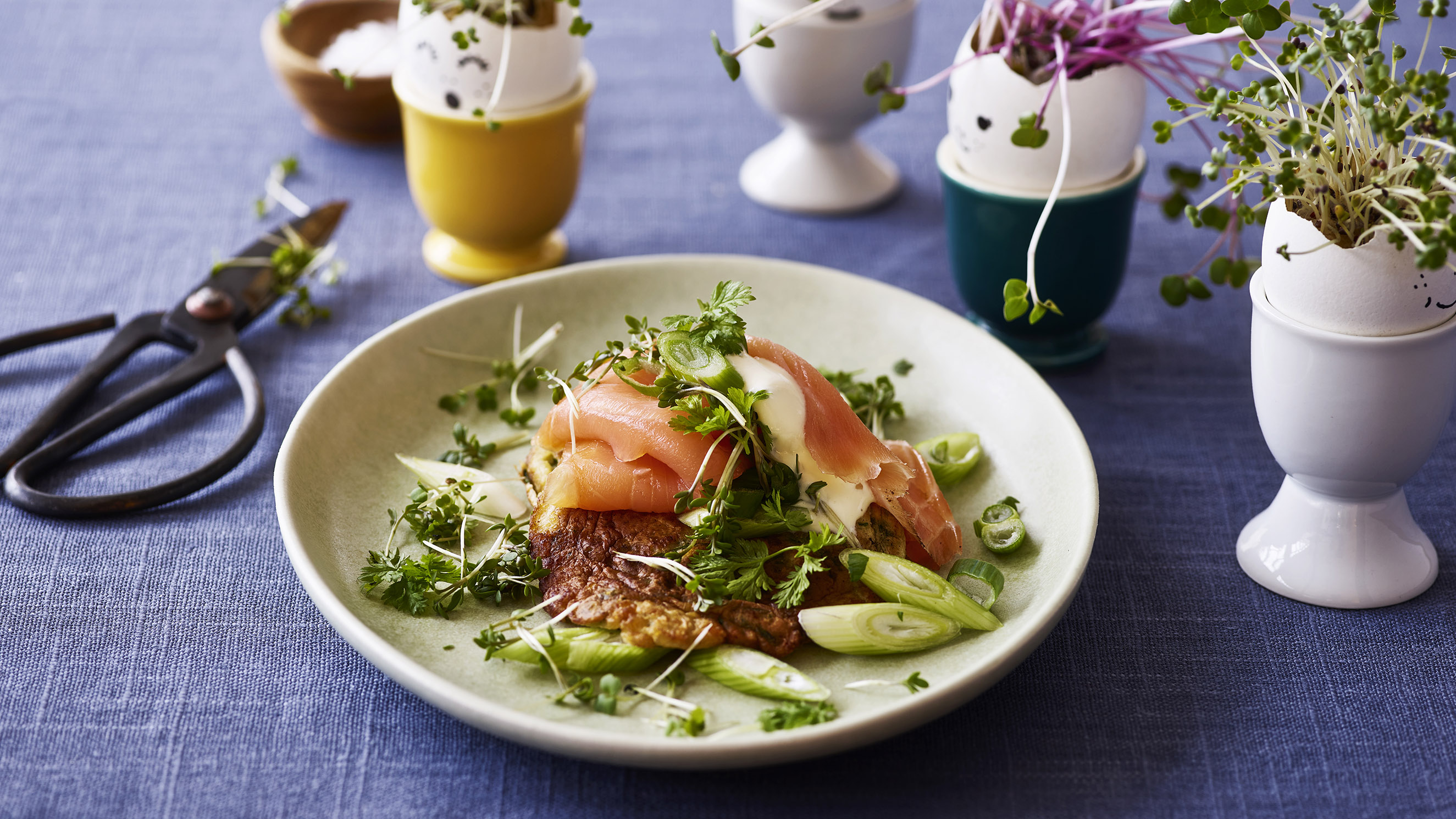 Røget laks med krydderurtepandekage