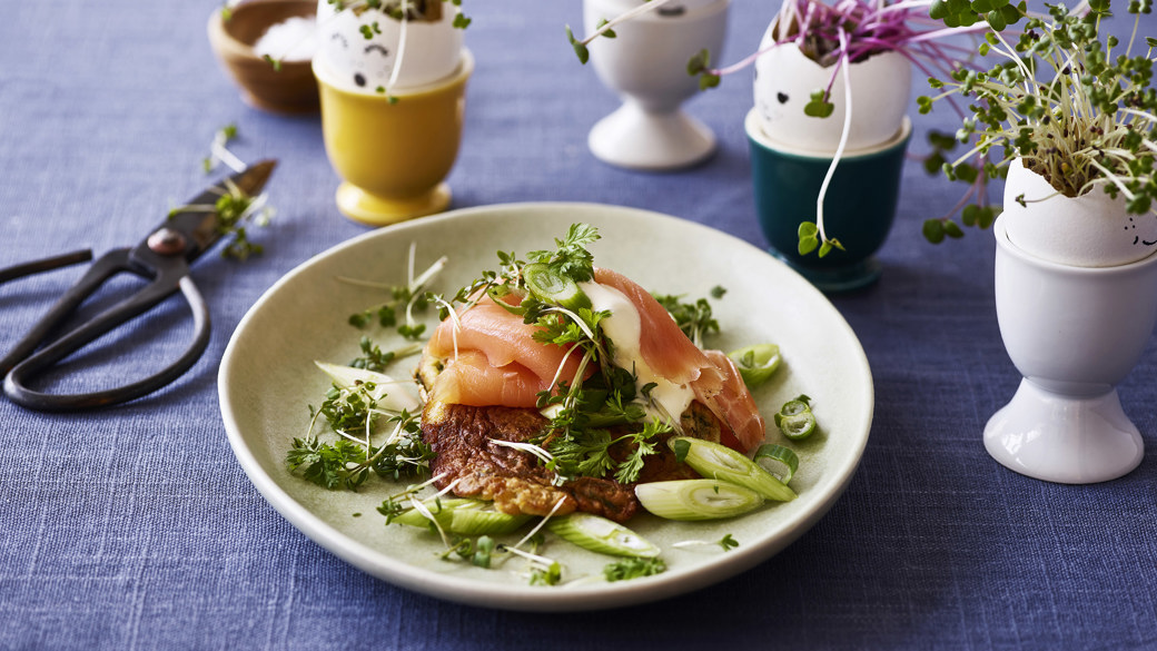 Røget laks med krydderurtepandekage