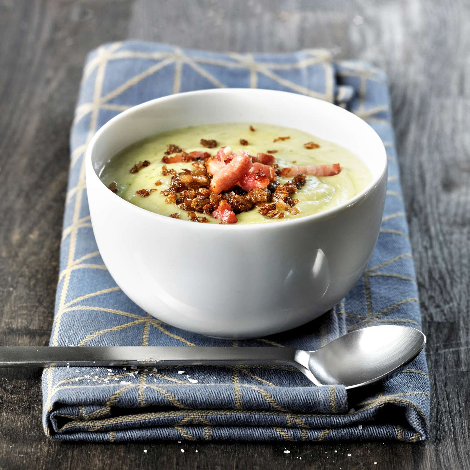 Kartoffel-porresuppe med sprød bacon topping