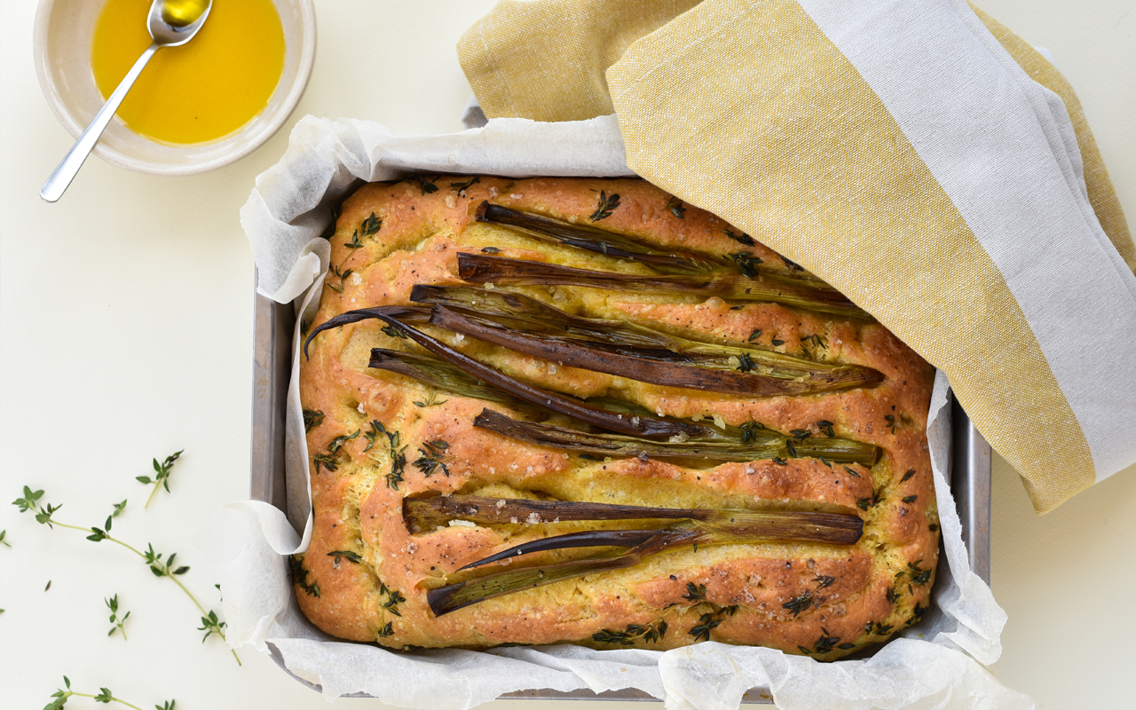 Foccacia med rapskimolie og forårsløg
