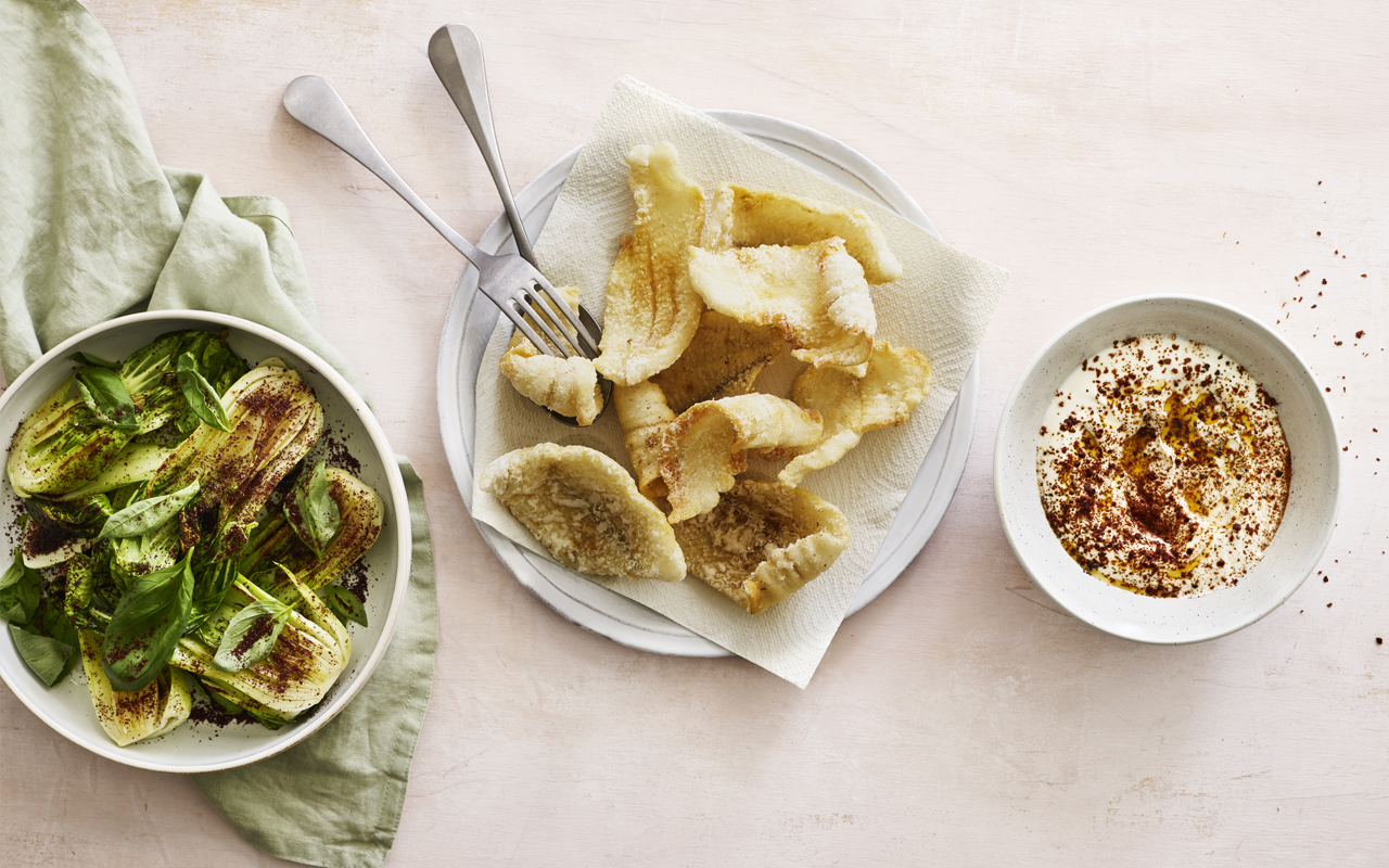 Sprøde fiskefileter med ristet bladgrønt og yoghurt