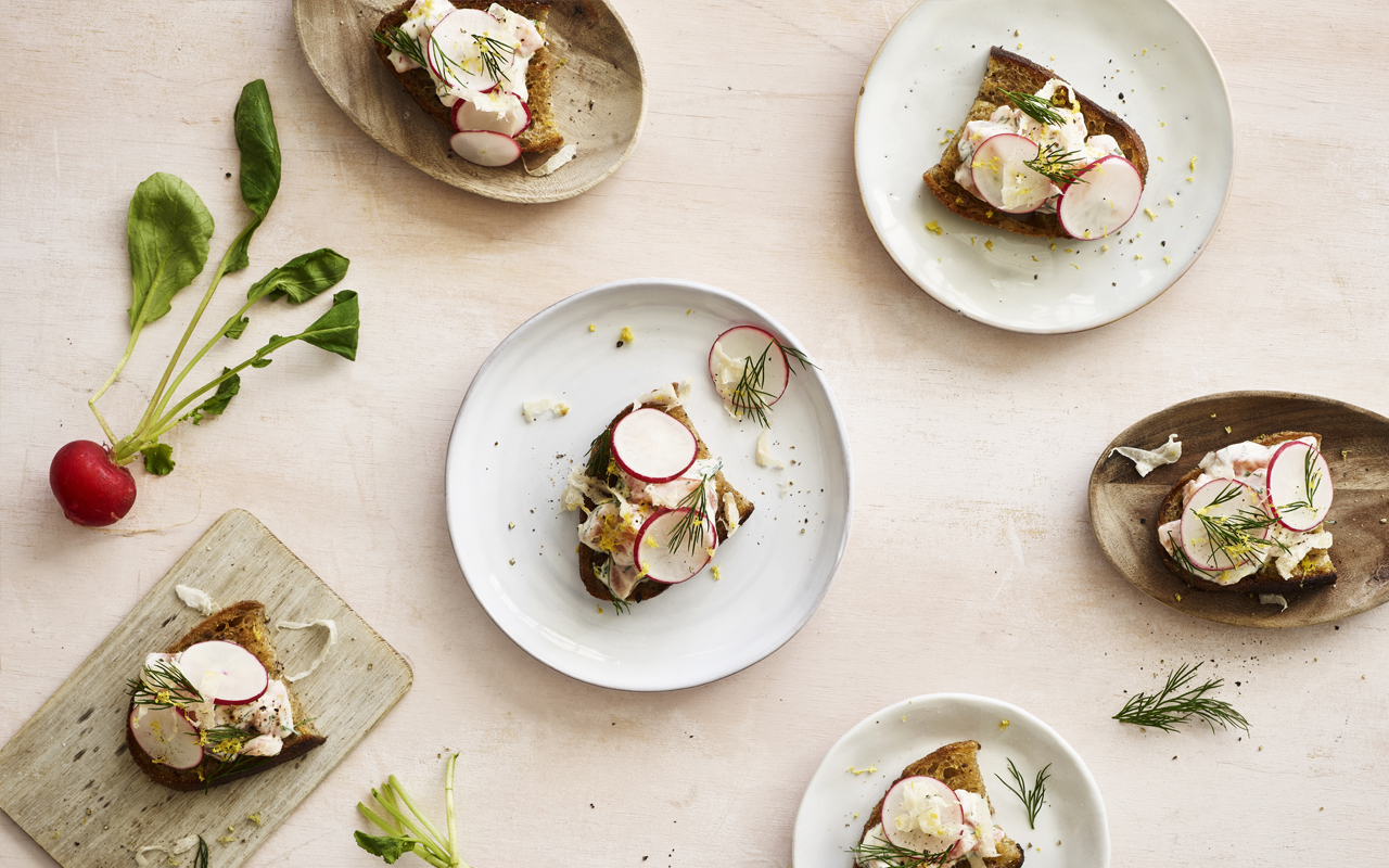 Cremet laksetatar med radiser og sprødt brød
