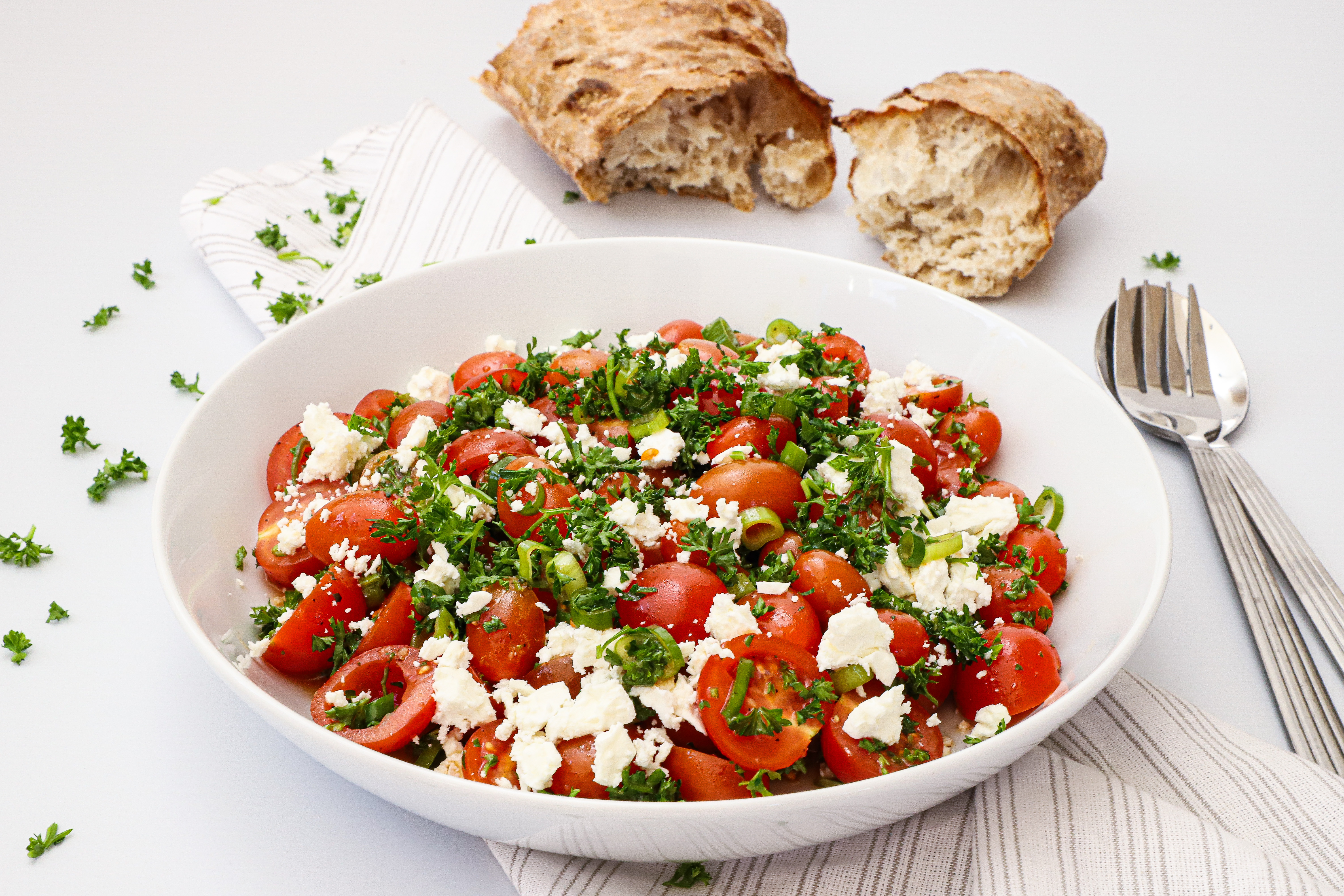 Tomatsalat med feta og frisk dressing