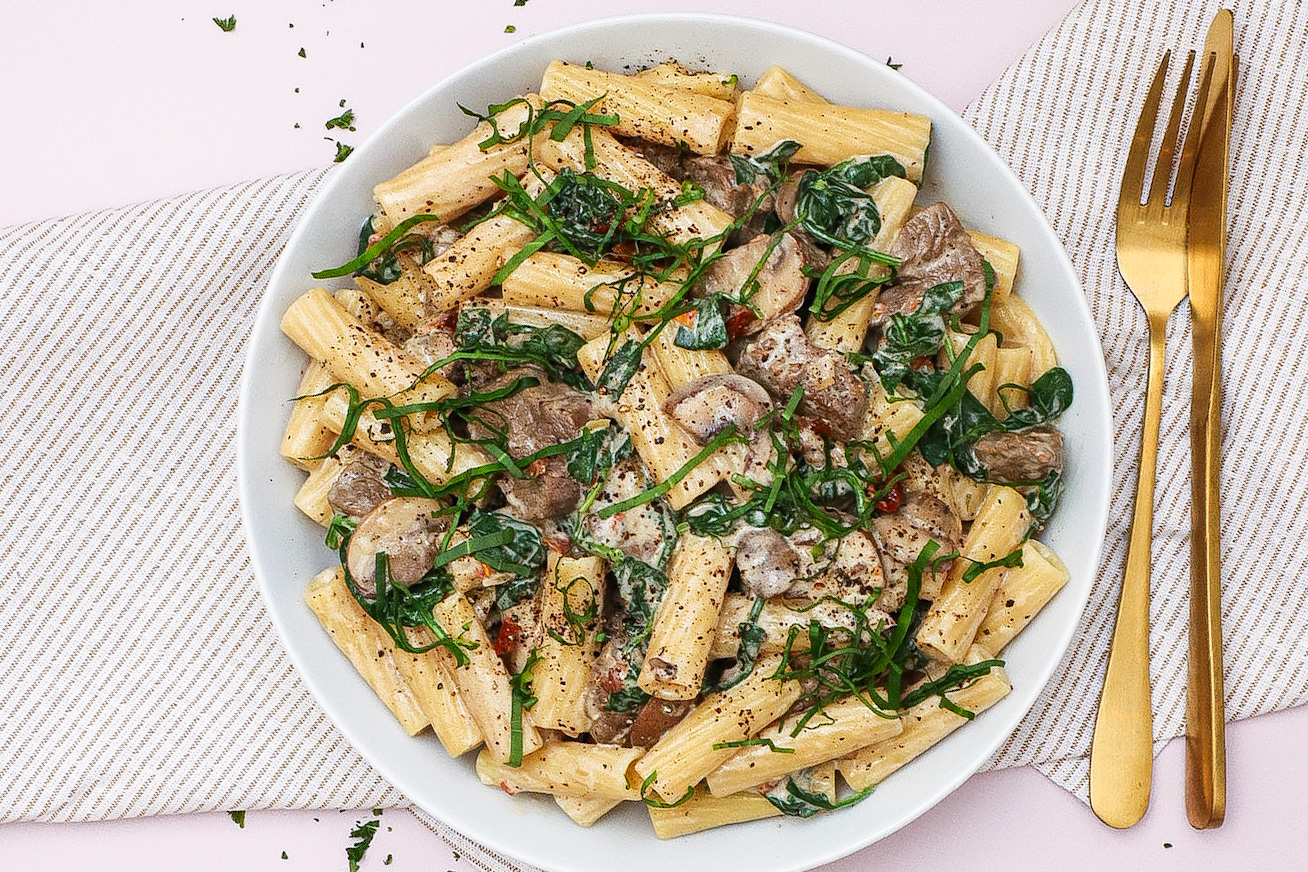 Cremet pastaret med oksemørbrad, spinat og svampe