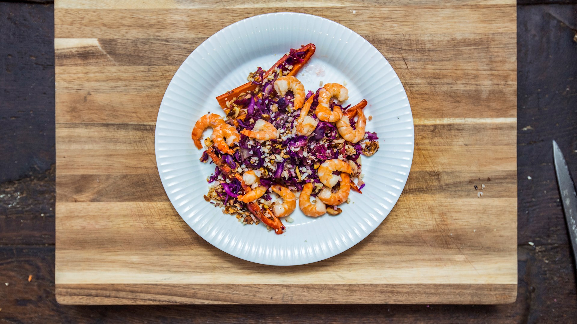 Stegt rødkål og rejer