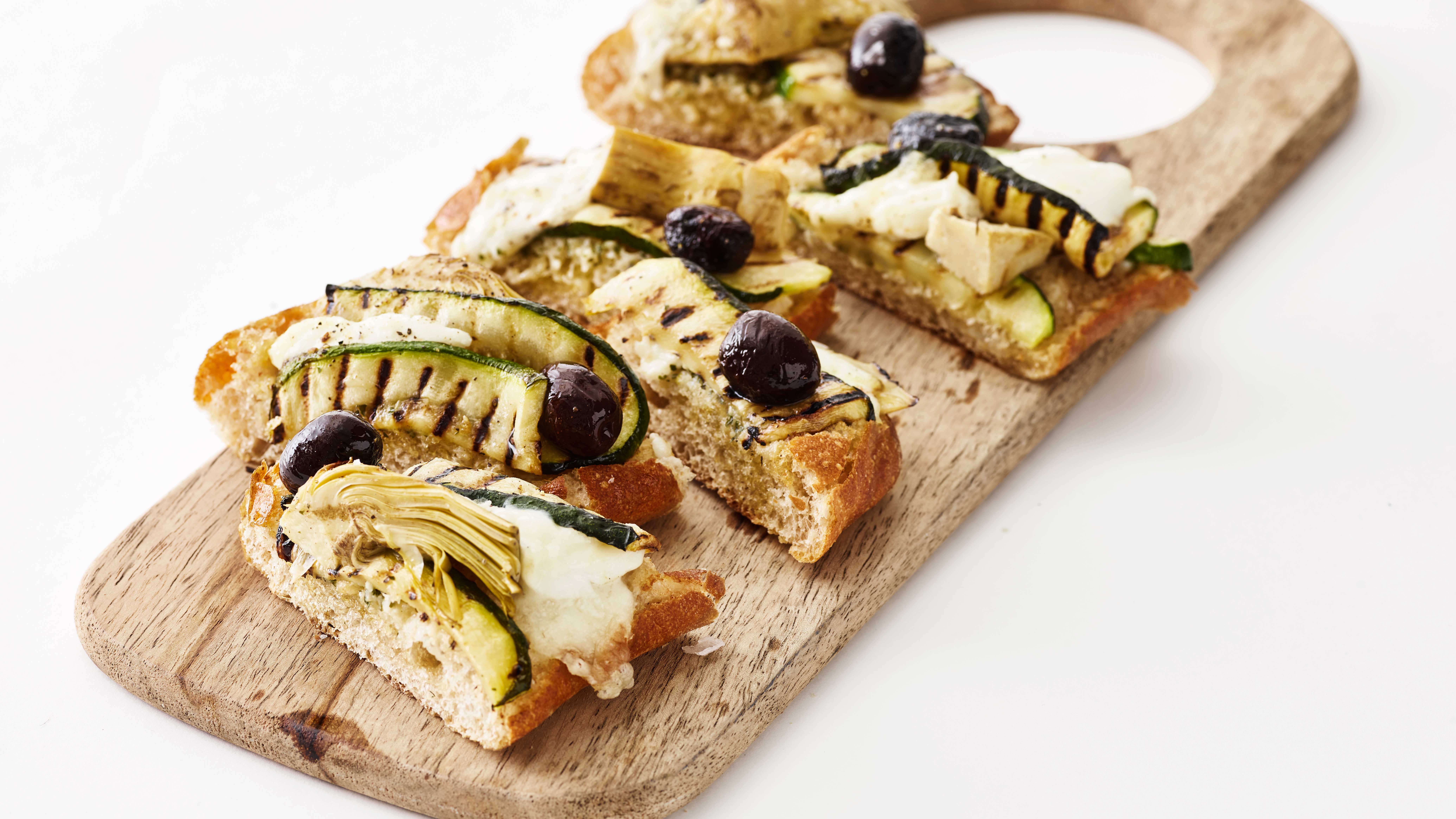 Pizzabrød med artiskok, squash & oliven