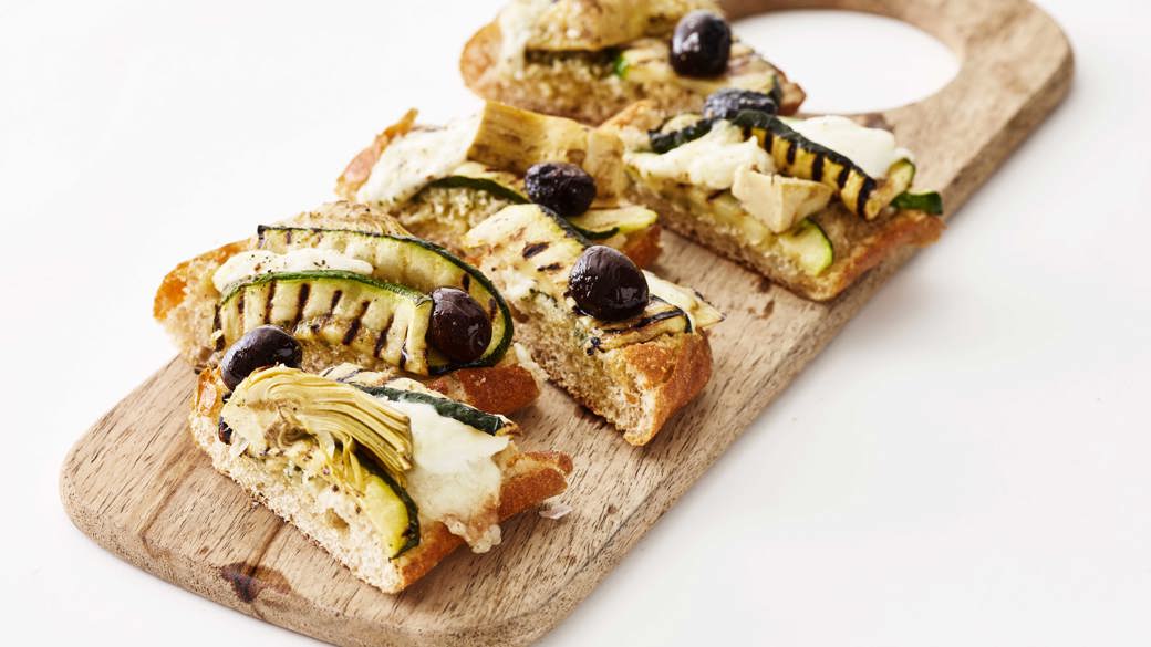 Pizzabrød med artiskok, squash & oliven