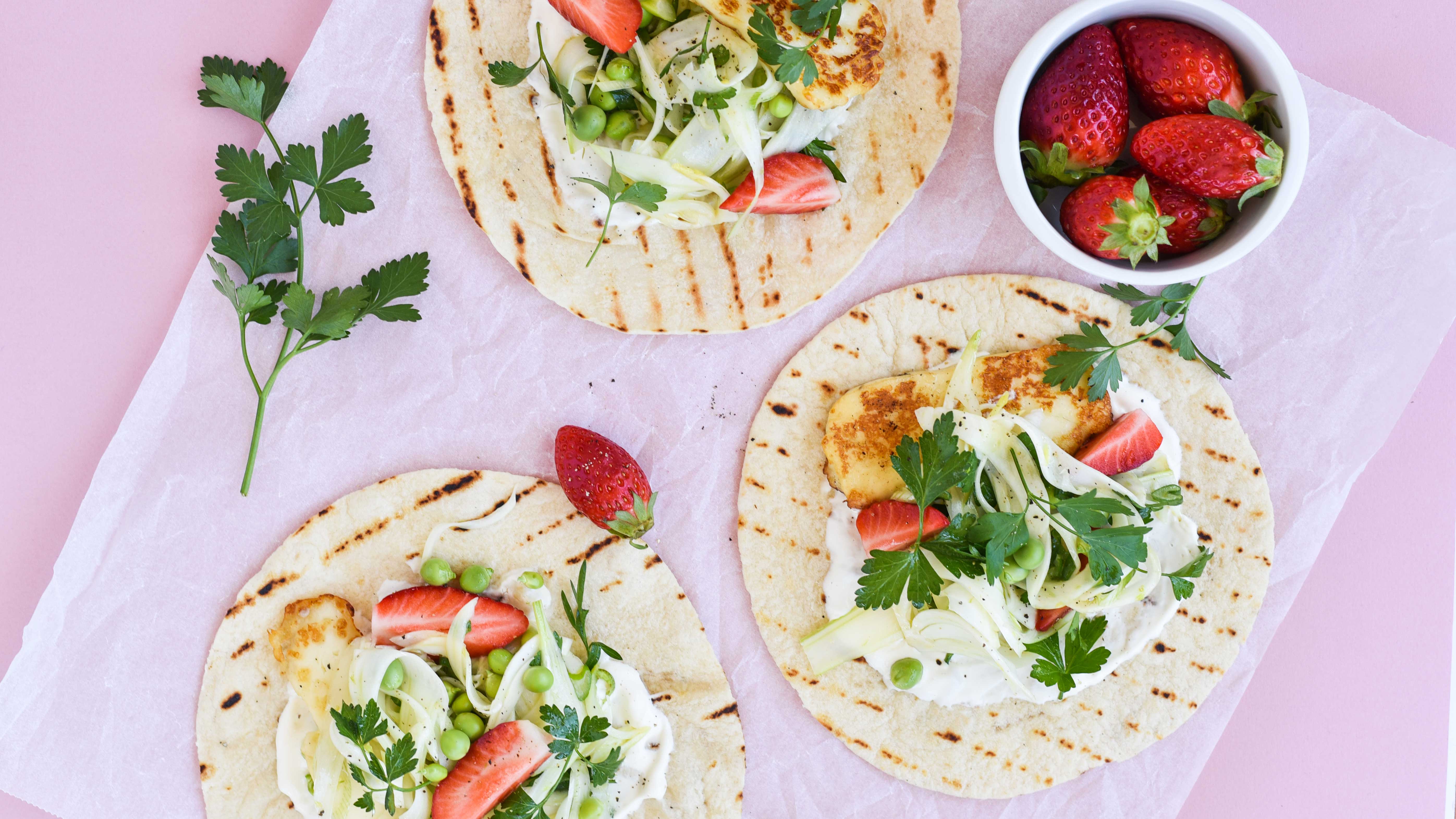 Vegetariske wraps med grillet halloumi, fennikelsalat og jordbær