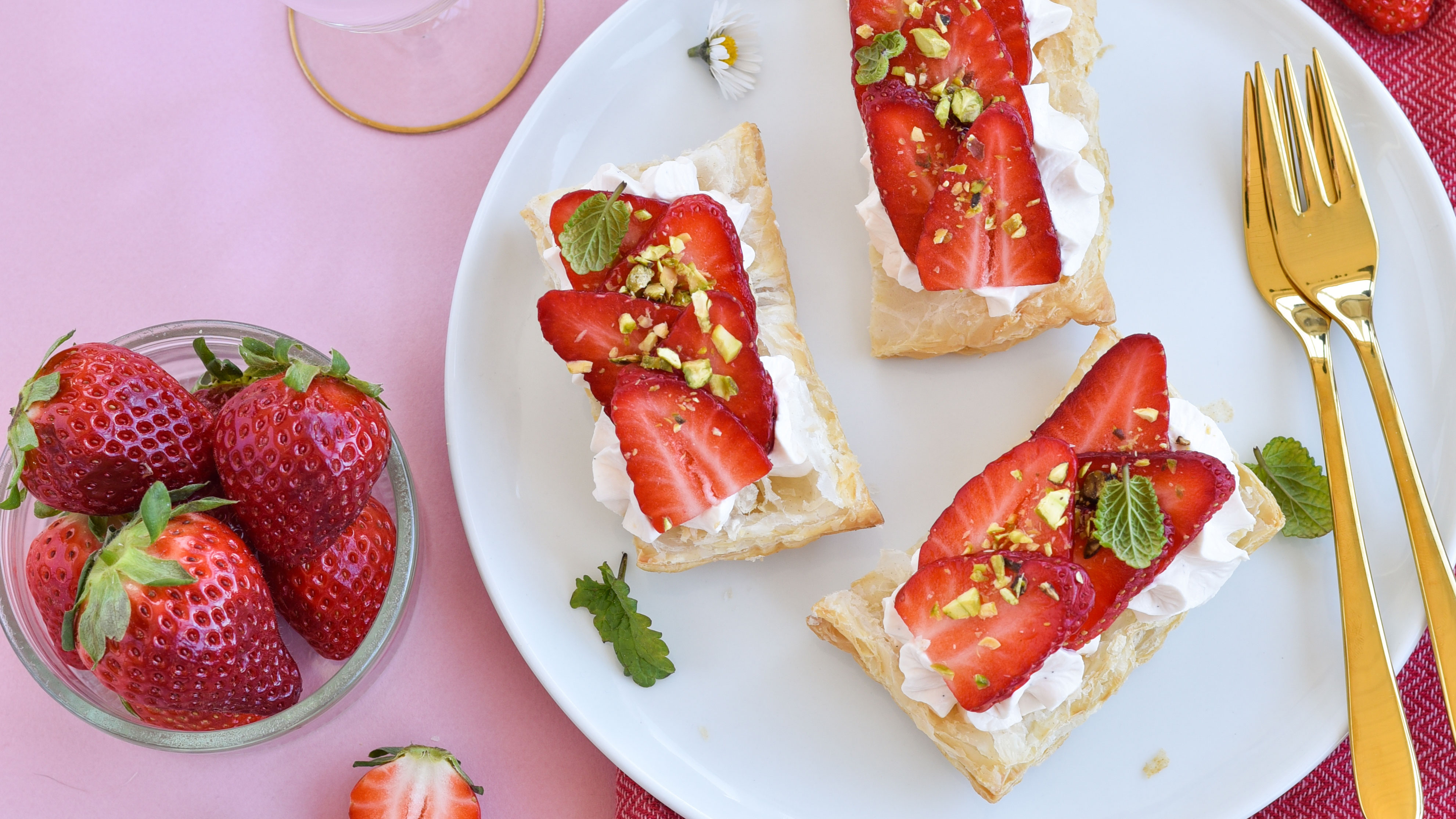 Nemme flødekager med jordbærcreme