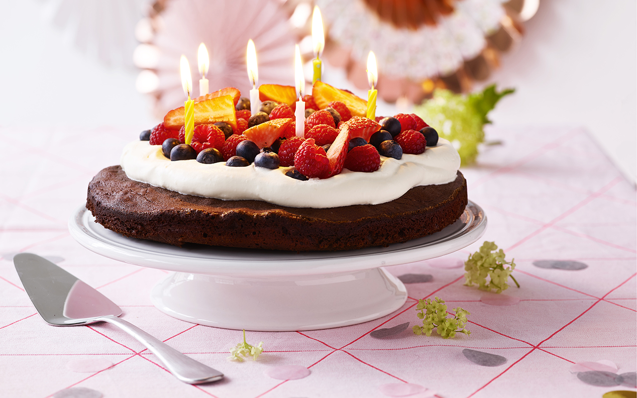 Fødselsdagschokoladekage med bær
