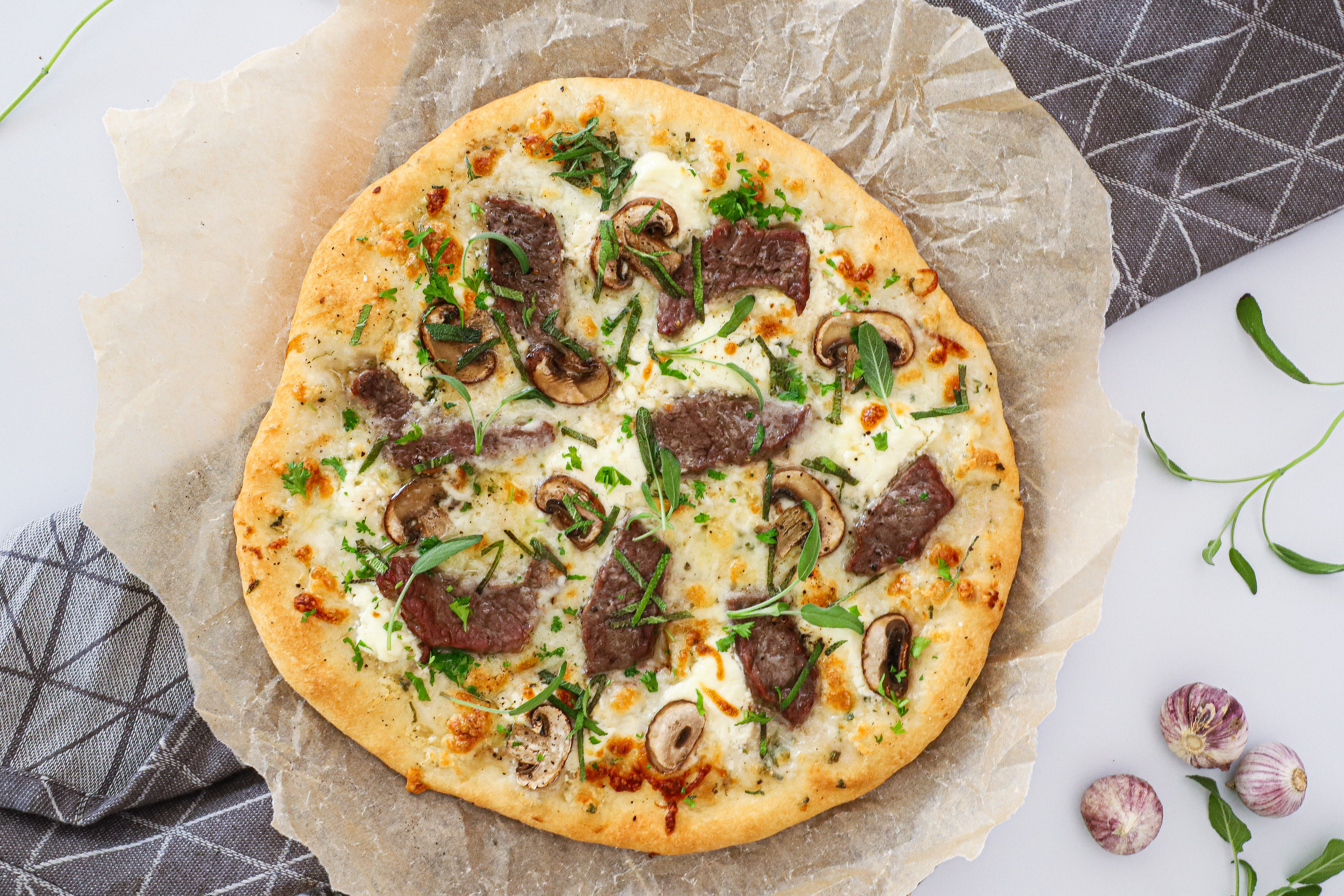 Pizza bianco med oksemørbrad, svampe og salvie