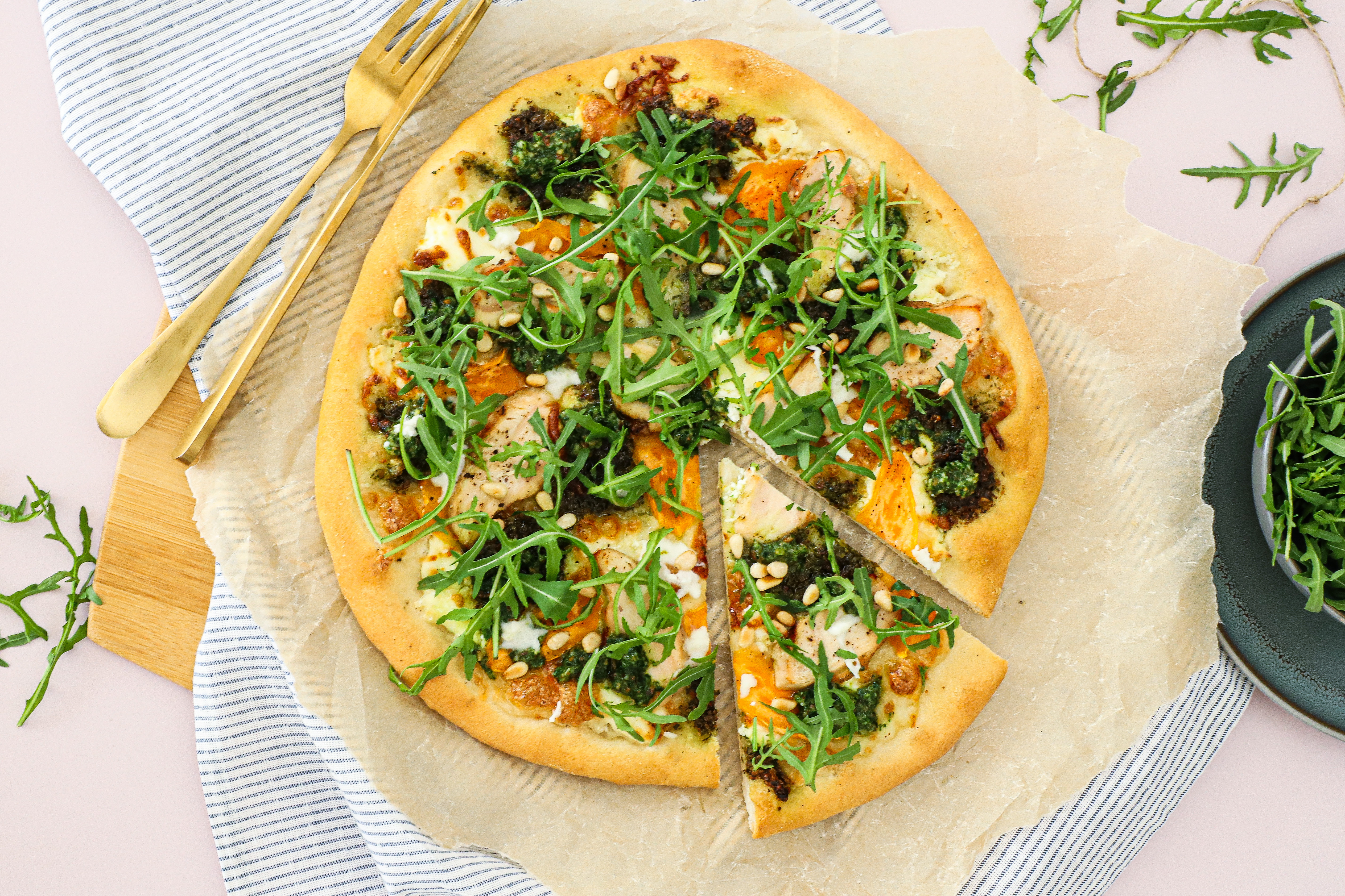 Pizza bianco med mascarpone, sød kartoffel og kylling