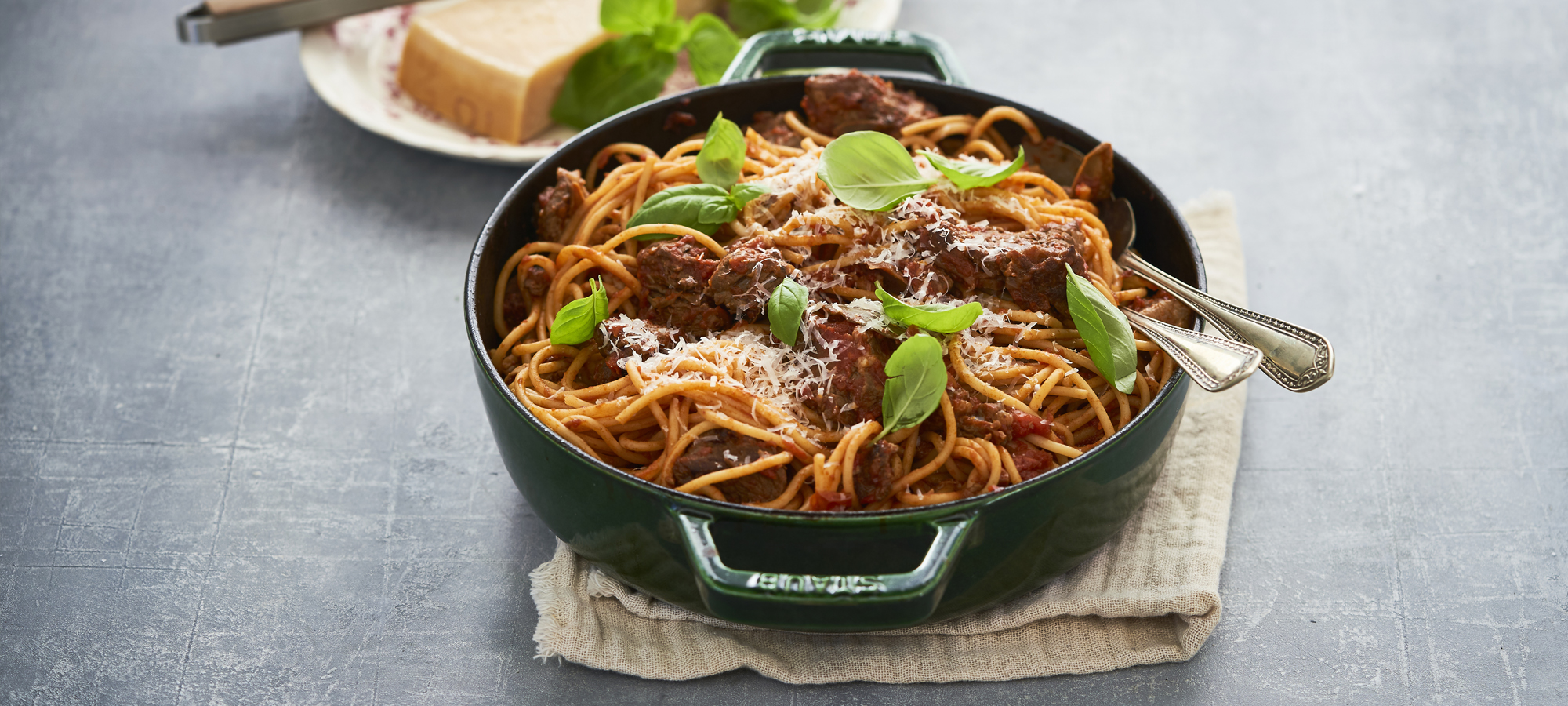 Spaghetti med kalv i hvidvin, tomat og Karl Johan svampe