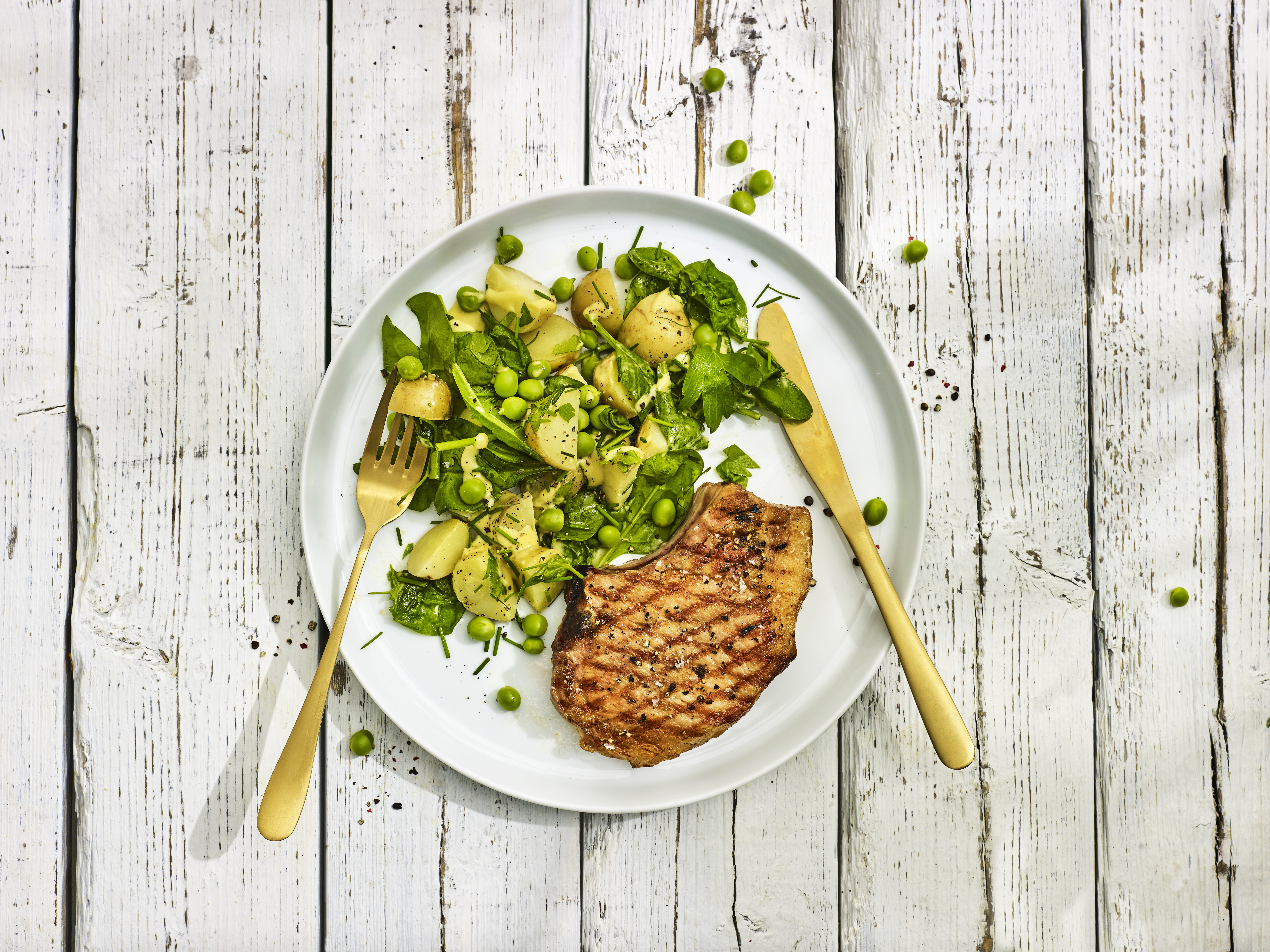 Grillstegt kotelet med grøn kartoffelsalat