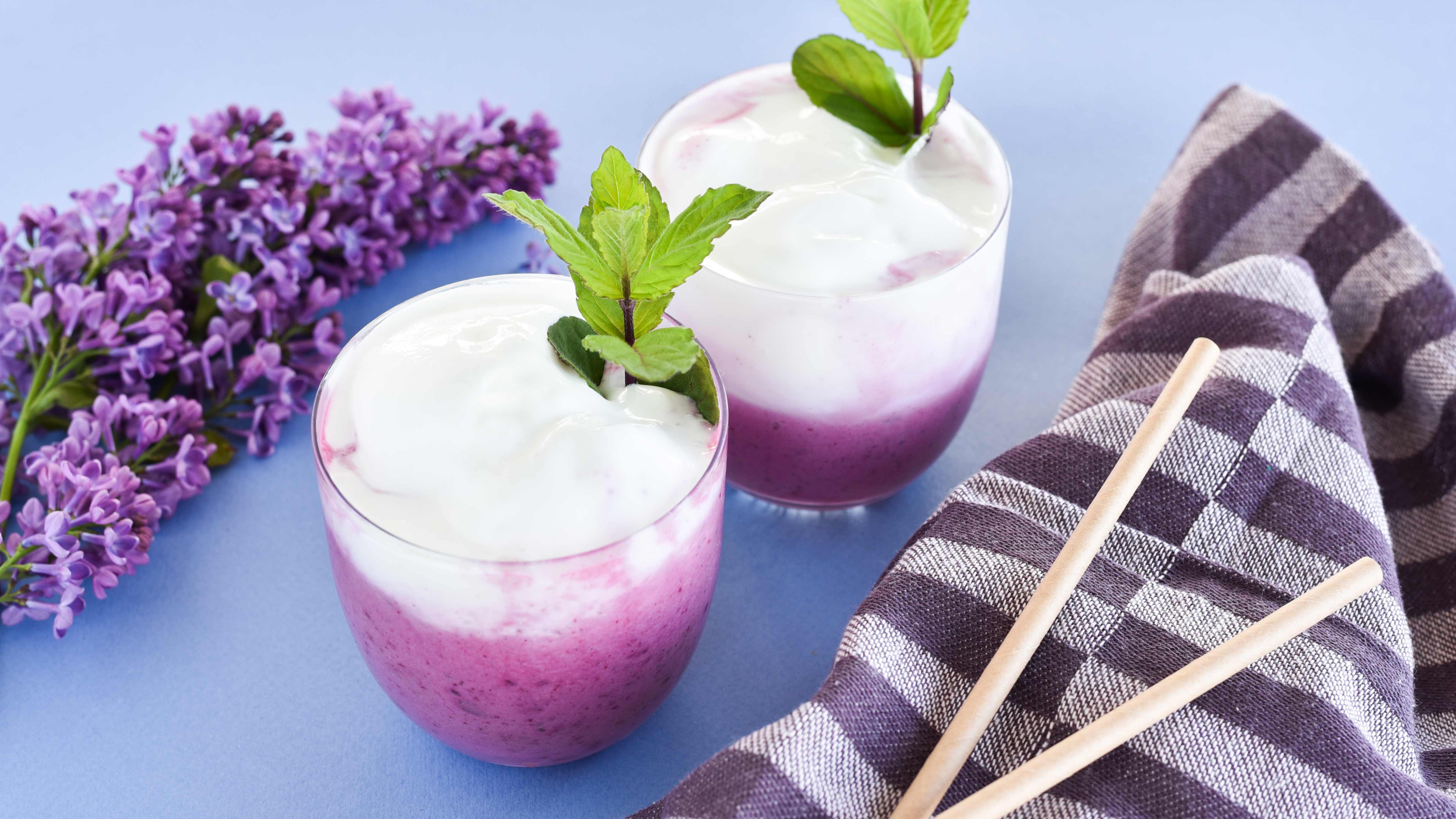 Syrlig solbærshake   med kærnemælk og vaniljeis