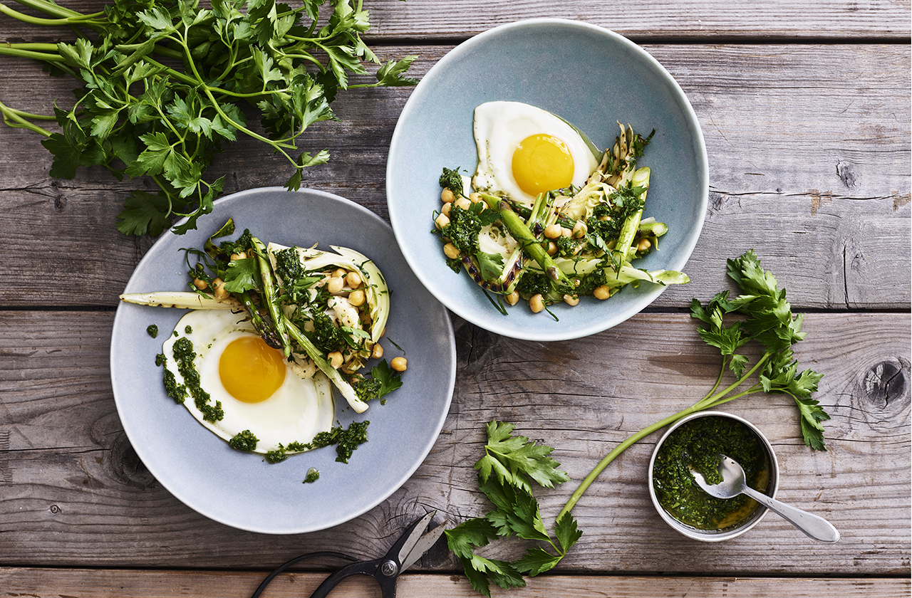 Bagt sæsongrønt med kikærter, urteolie og æg