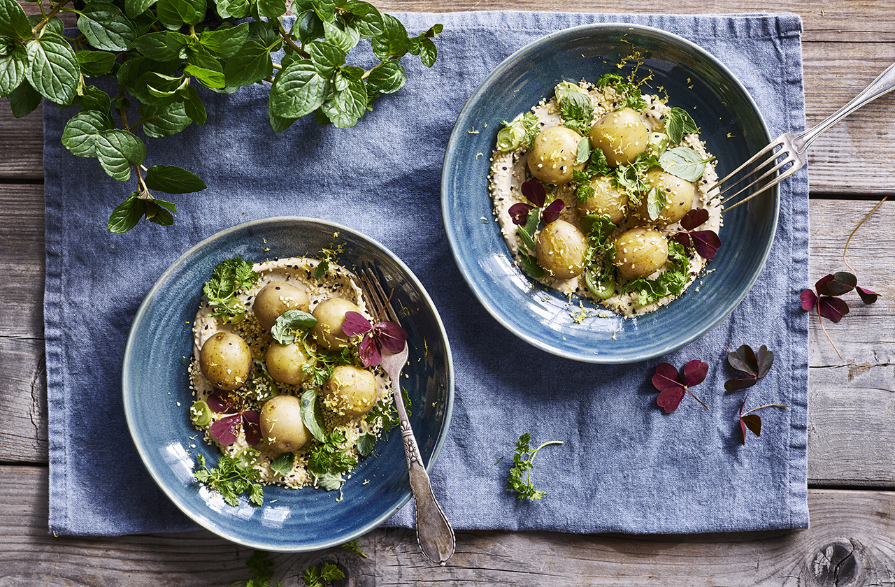 Kartoffelsalat med tahincreme, syltede løg og sesam