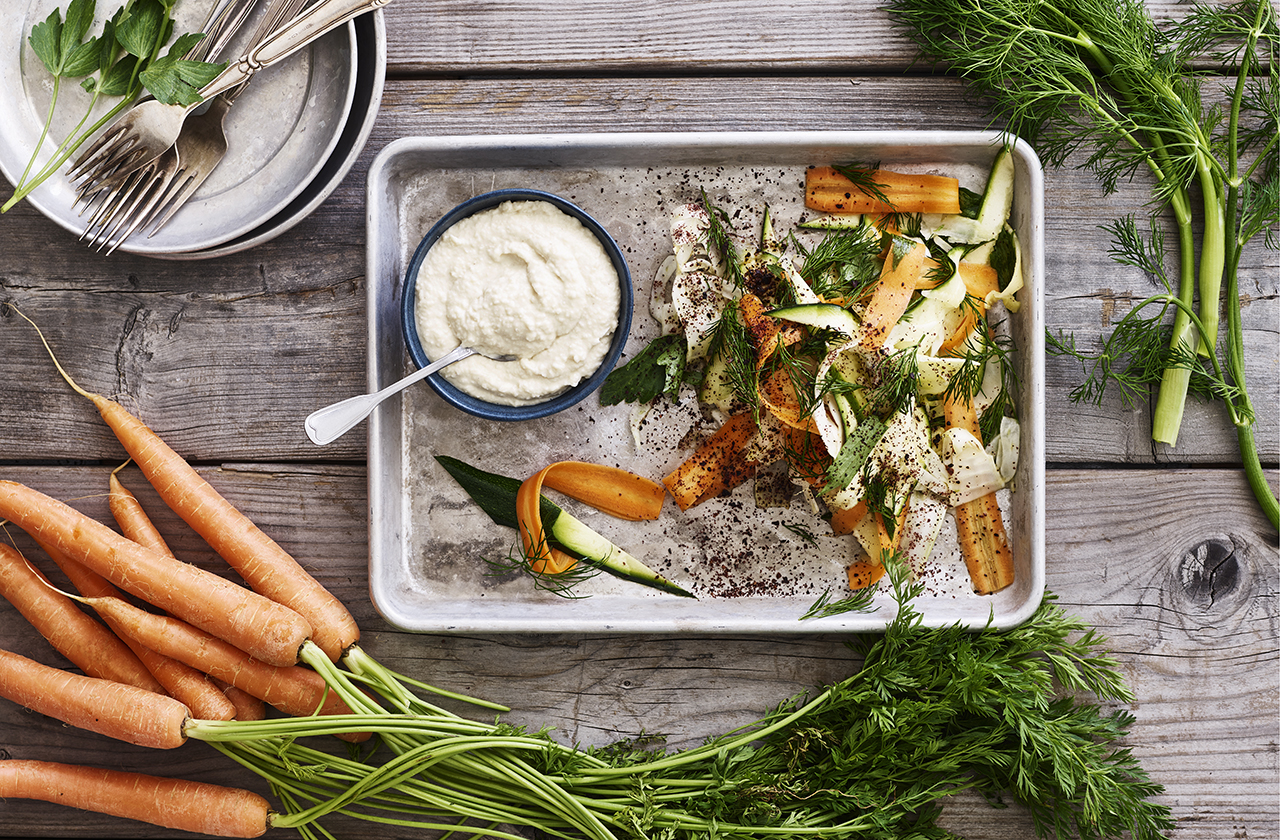 Råt og sprødt sæsongrønt med hvid bønnehummus