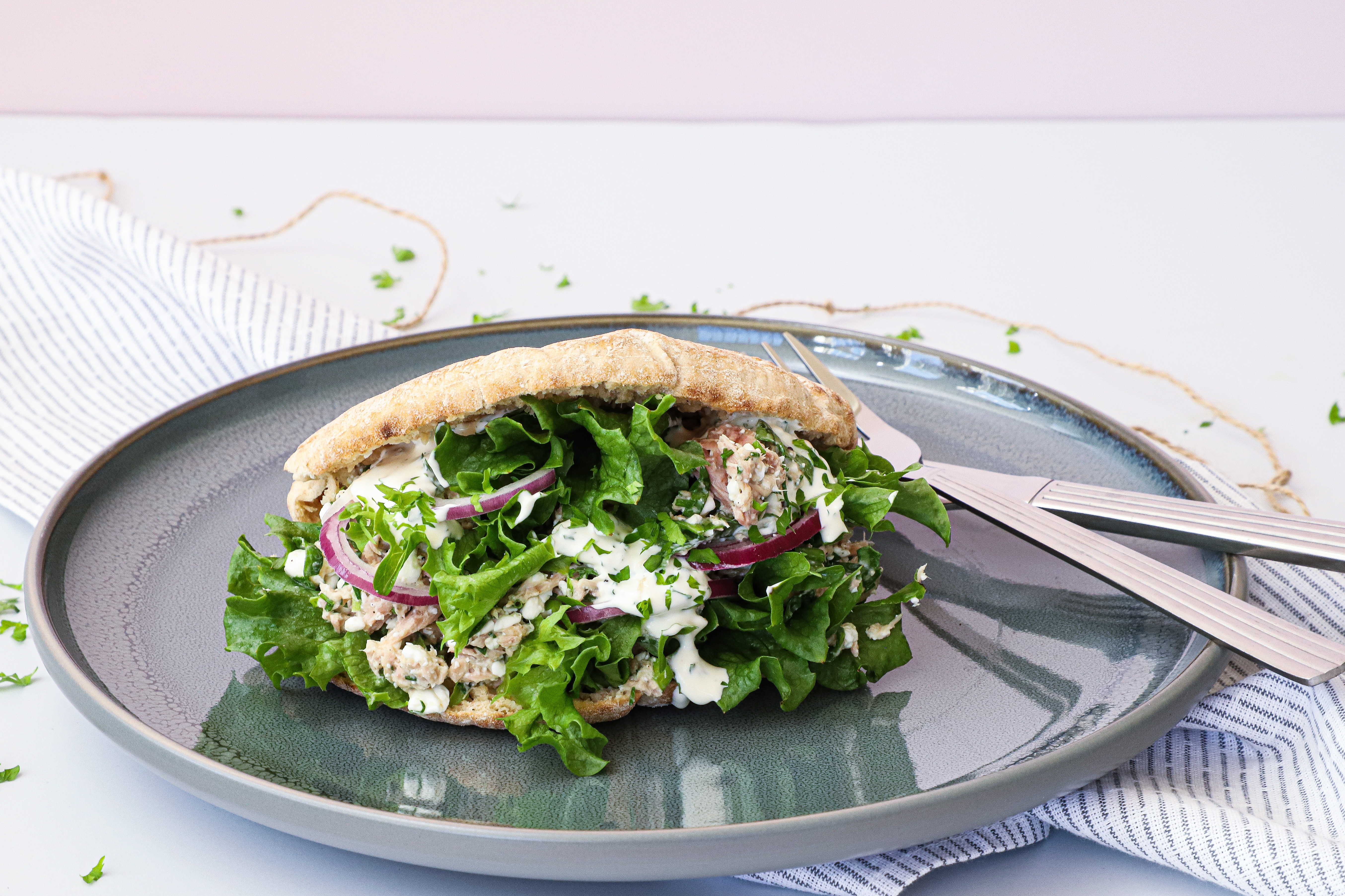 Pitabrød med tun, hytteost og persilledressing