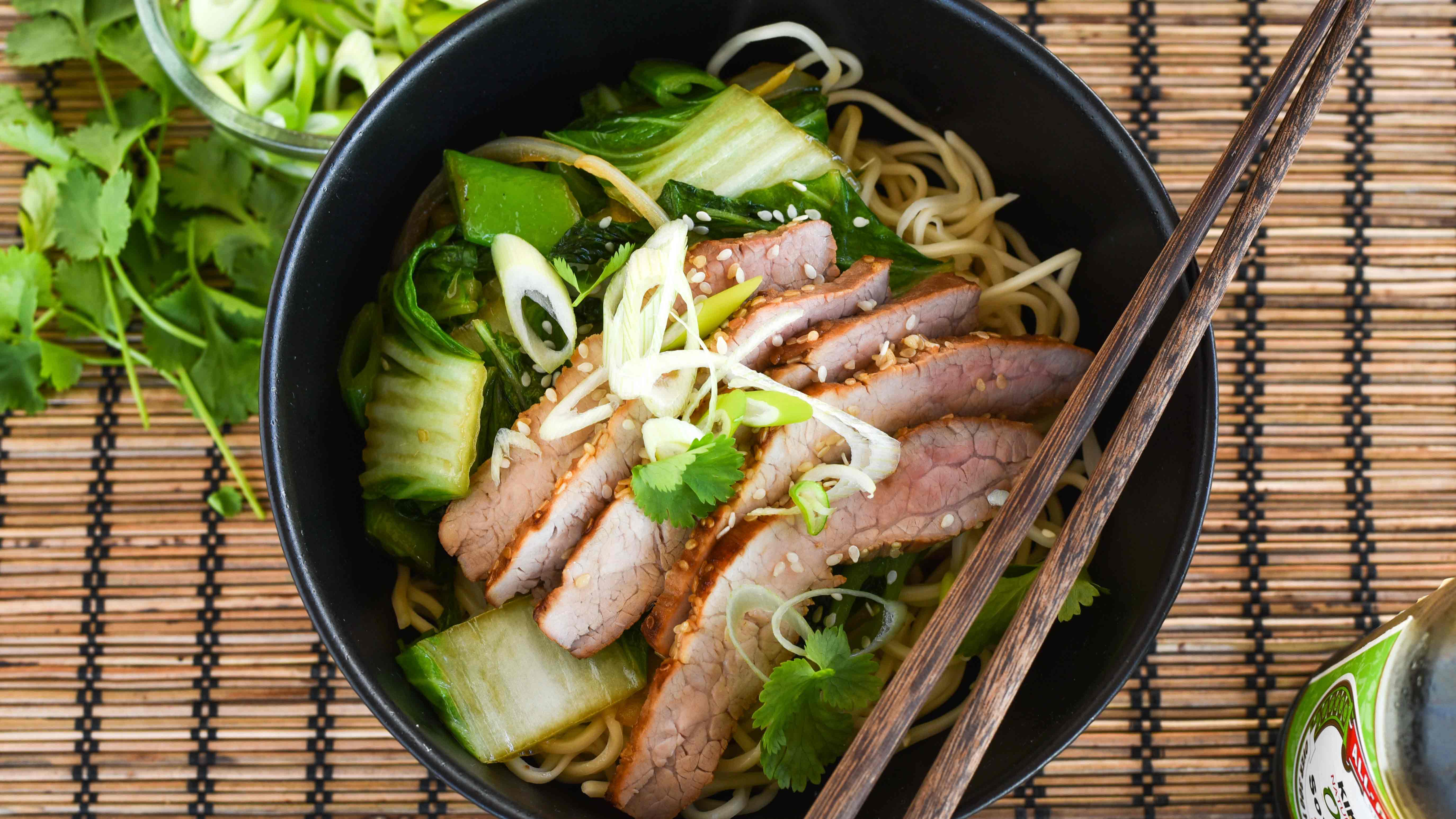 Kinesisk wokstegt kinakål og gris