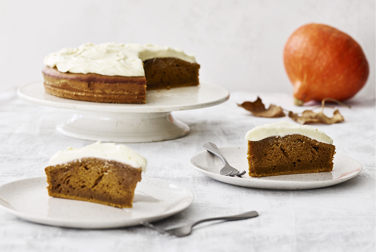 Græskarkage med cremet flødeosteglasur