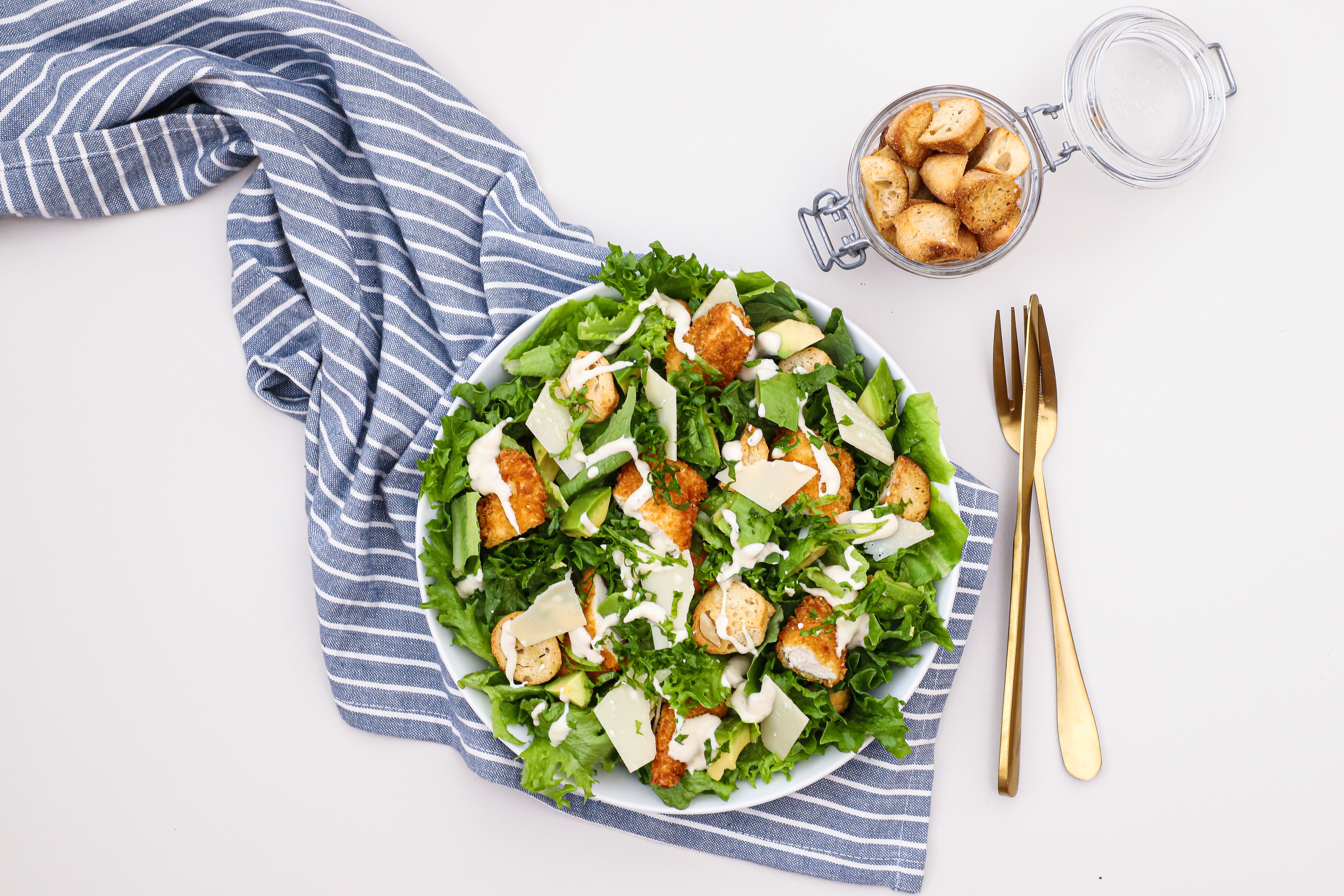 Cæsarsalat med crispy kylling og avocado