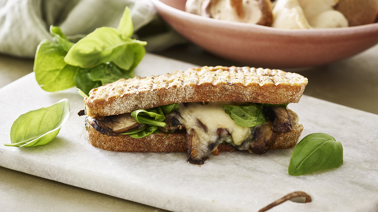 Grillet sandwich med svampe og smeltet ost