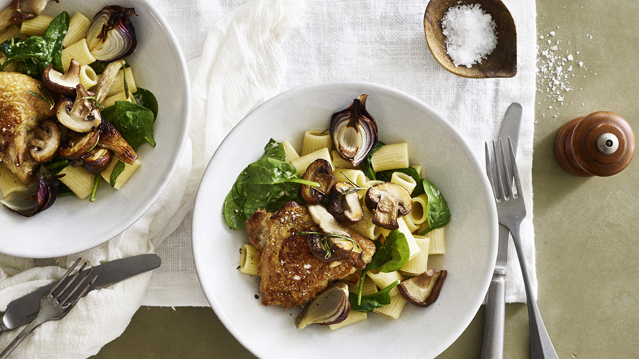 Kyllingelår med hvidløgspasta med stegte svampe og spinat