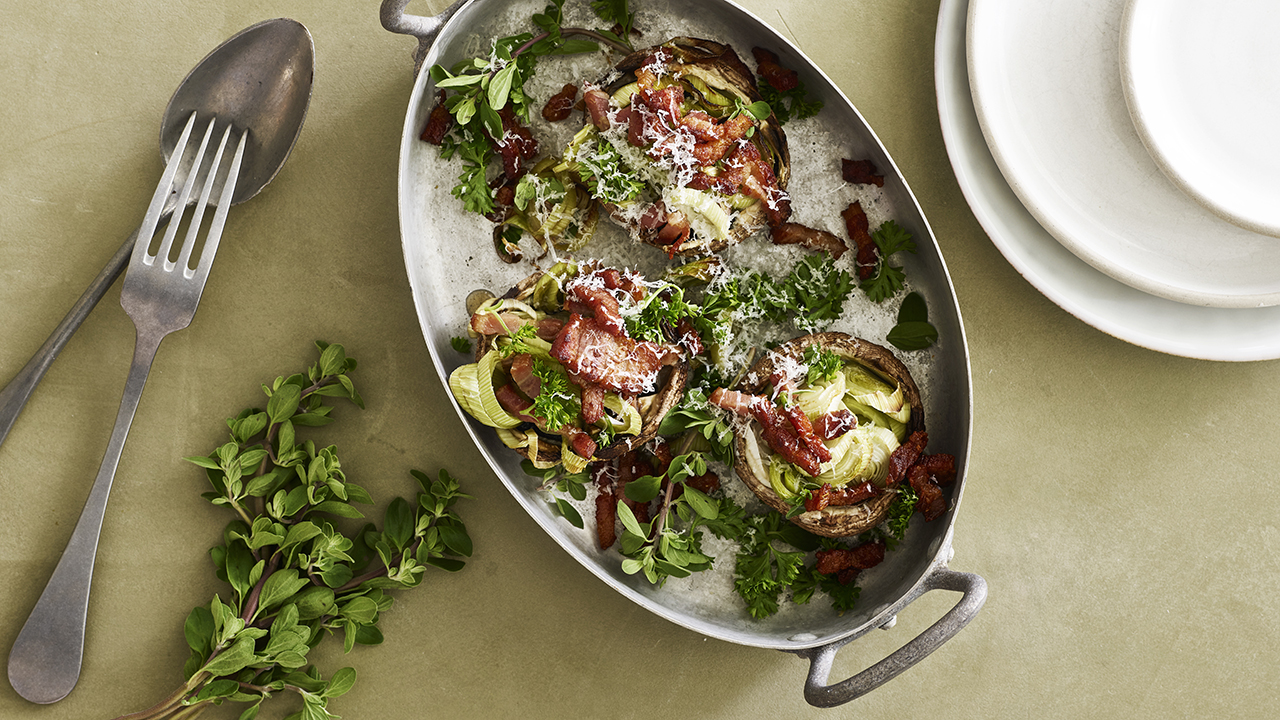 Fyldte portobellosvampe med bacon, persille og porre