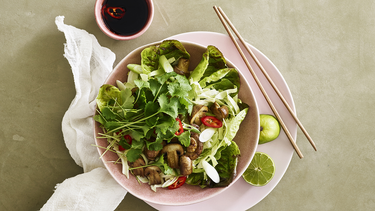 Kålsalat med tamaristegte svampe, koriander, lime og sprødt grønt