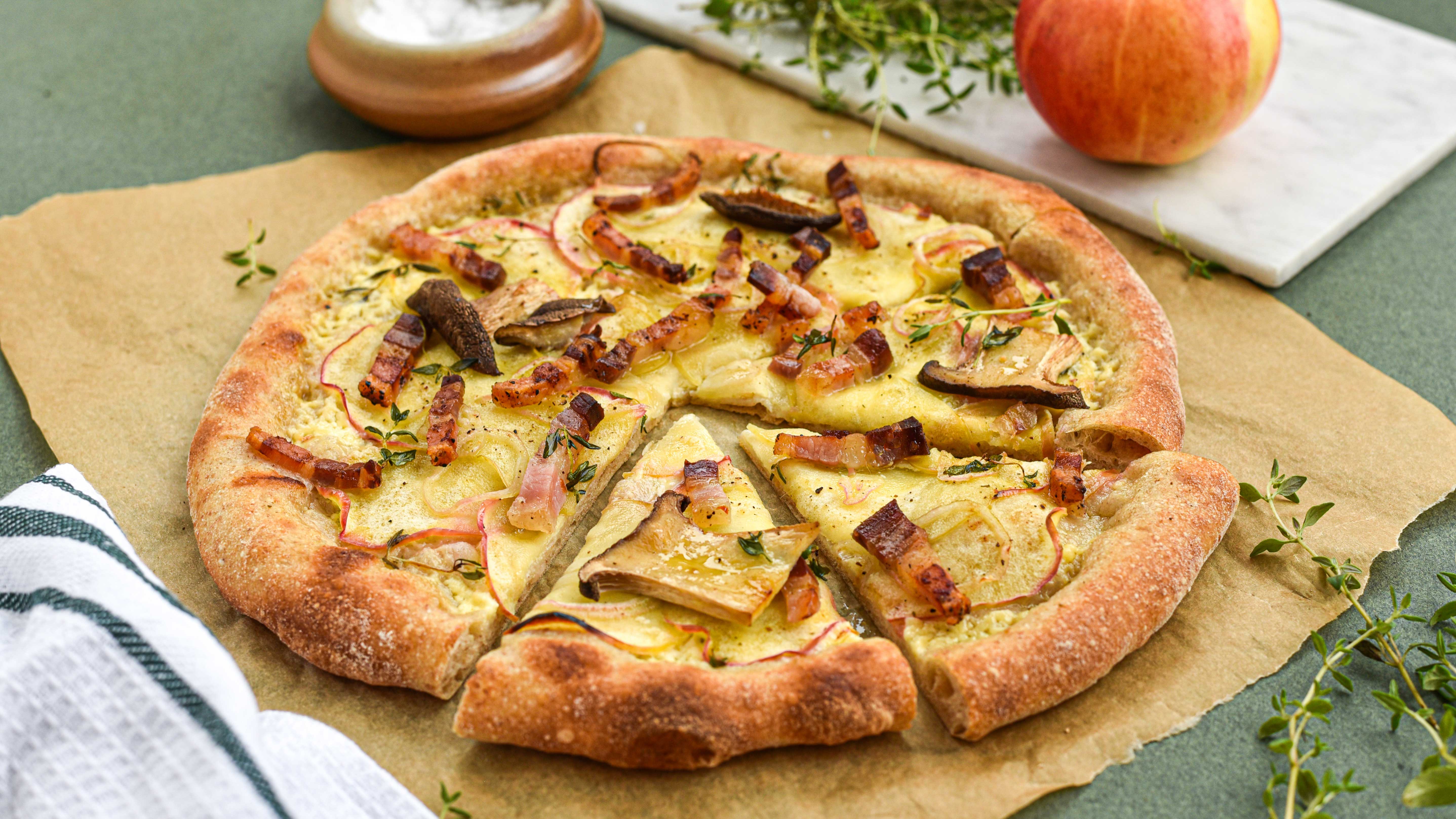 Hvid æblepizza med pancetta, løg og timian