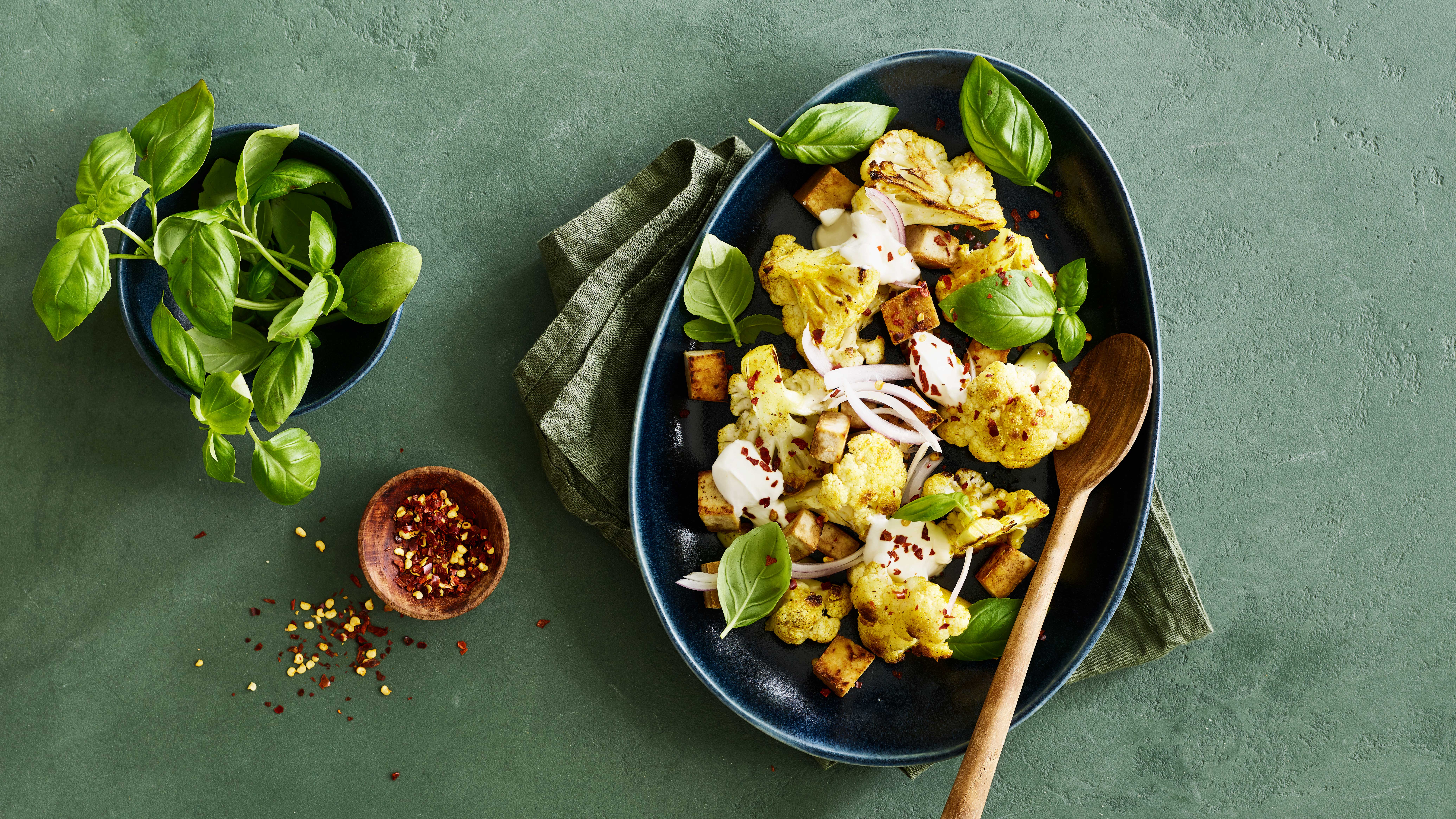 Karrystegt blomkål med tofu og basilikum