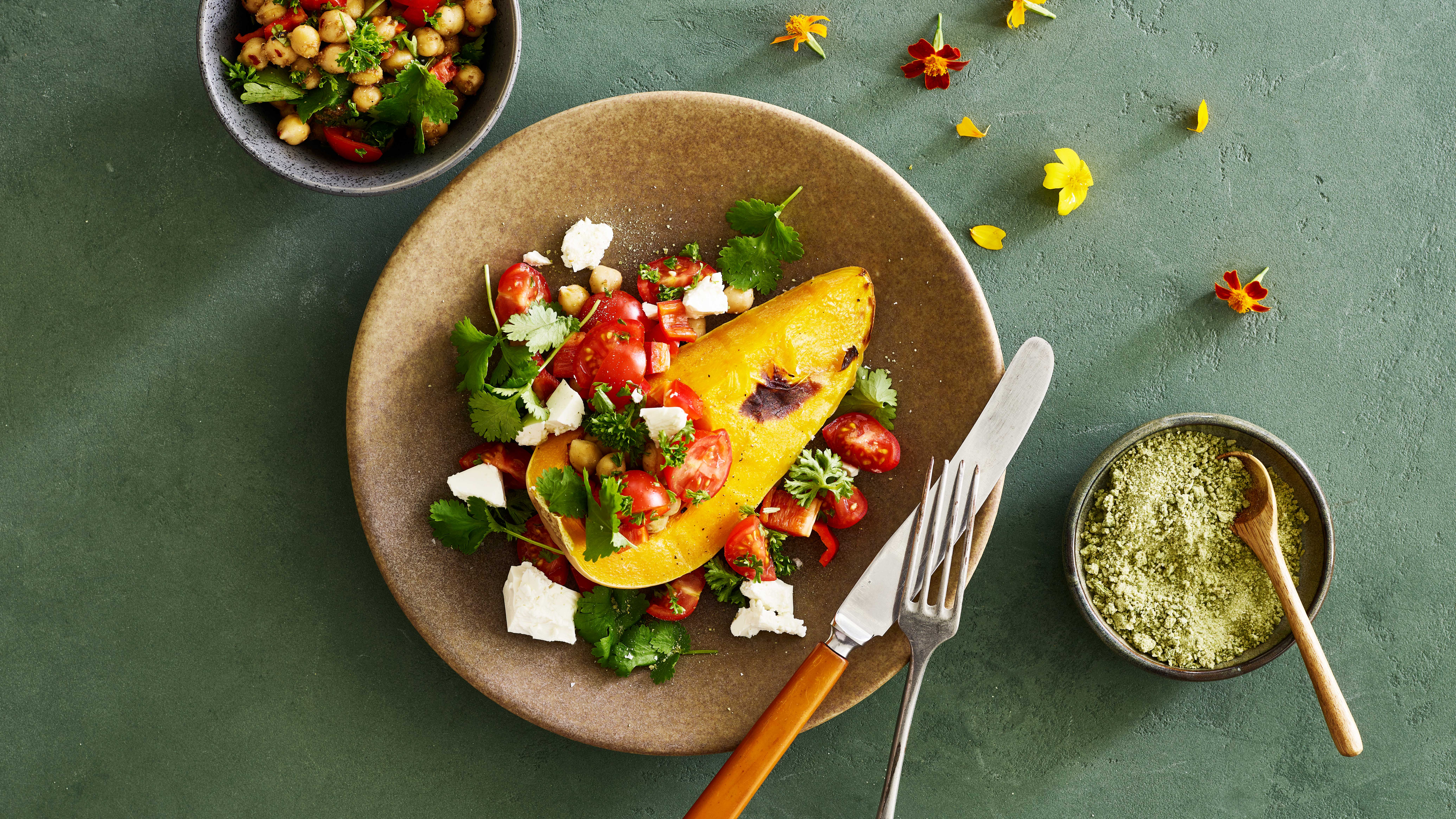 Bagt butternut med spicy kikærter og krydderurter