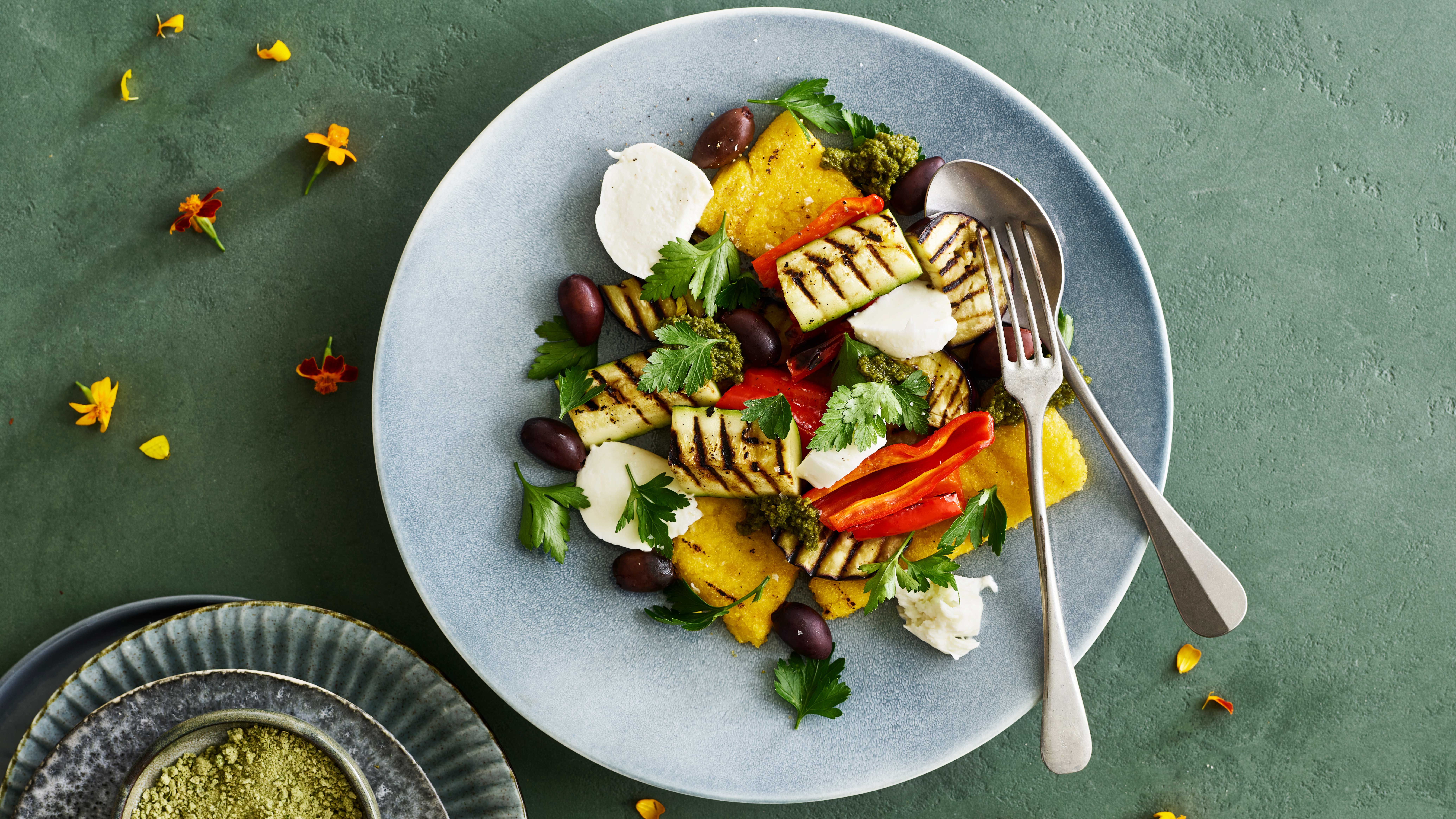 Grillet polenta med grøntsager og mozzarella