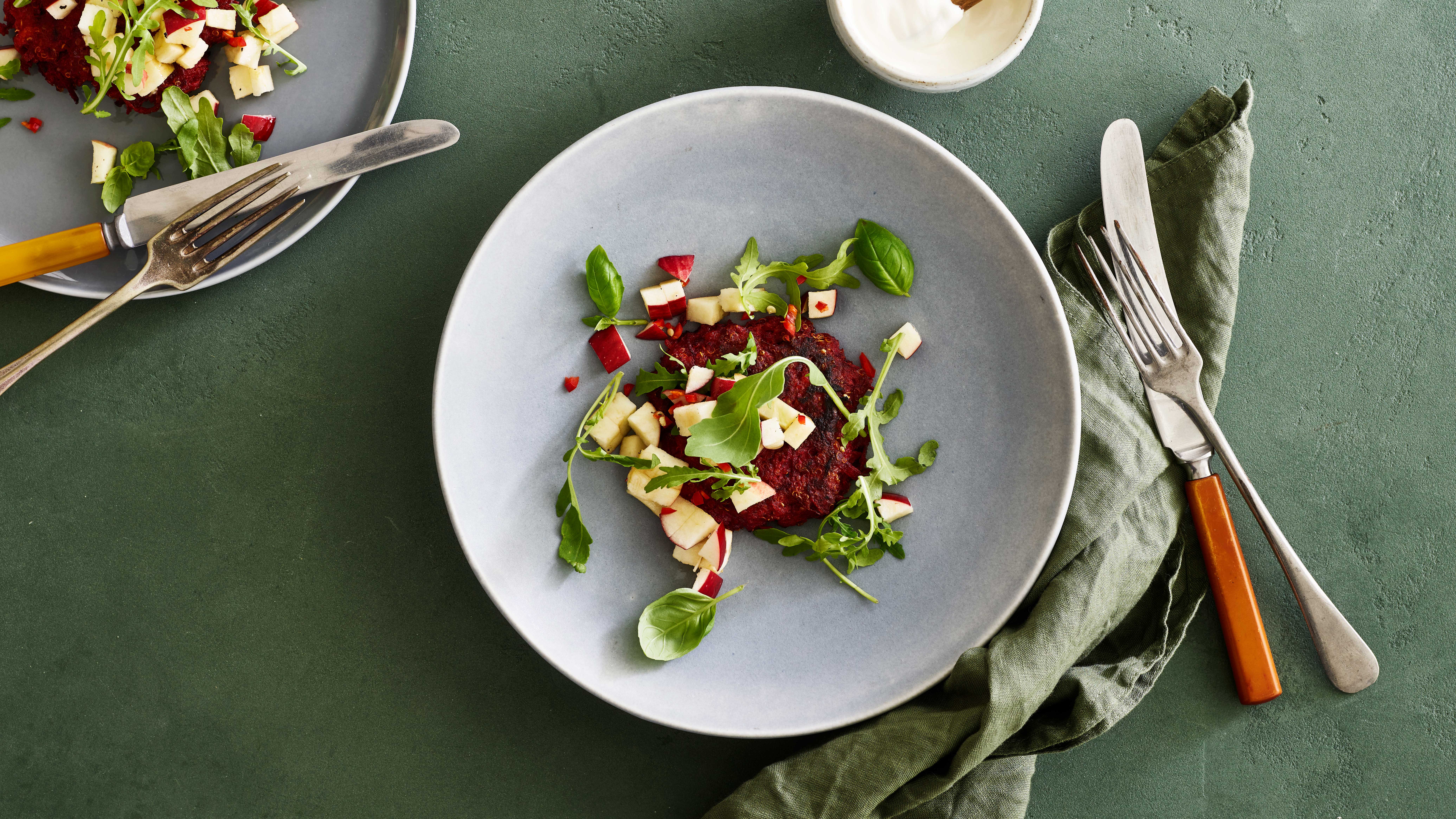 Quinoa-rødbedebøffer med æblesalsa