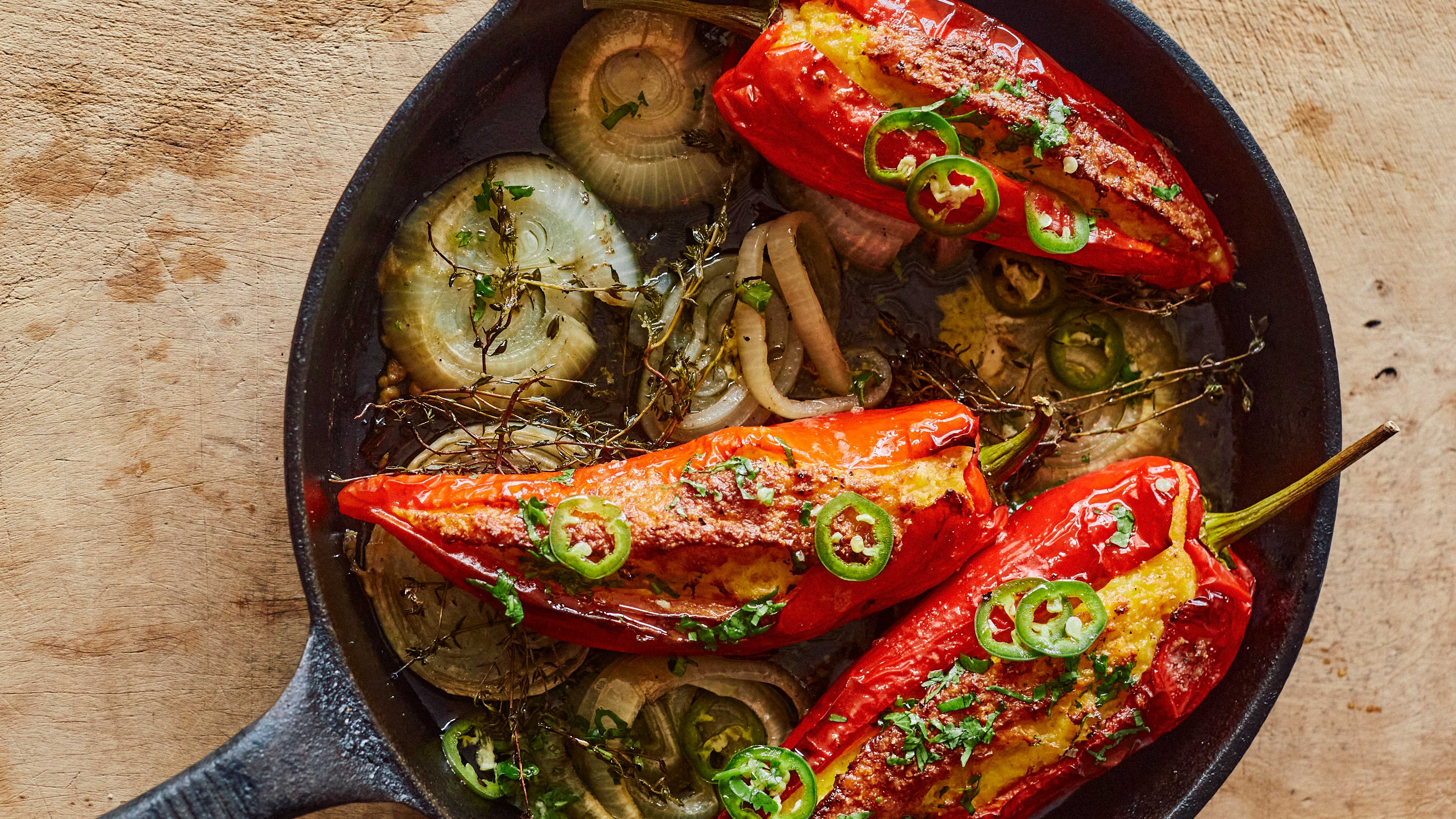 Majsfarserede peberfrugter med syltede jalapeñoer