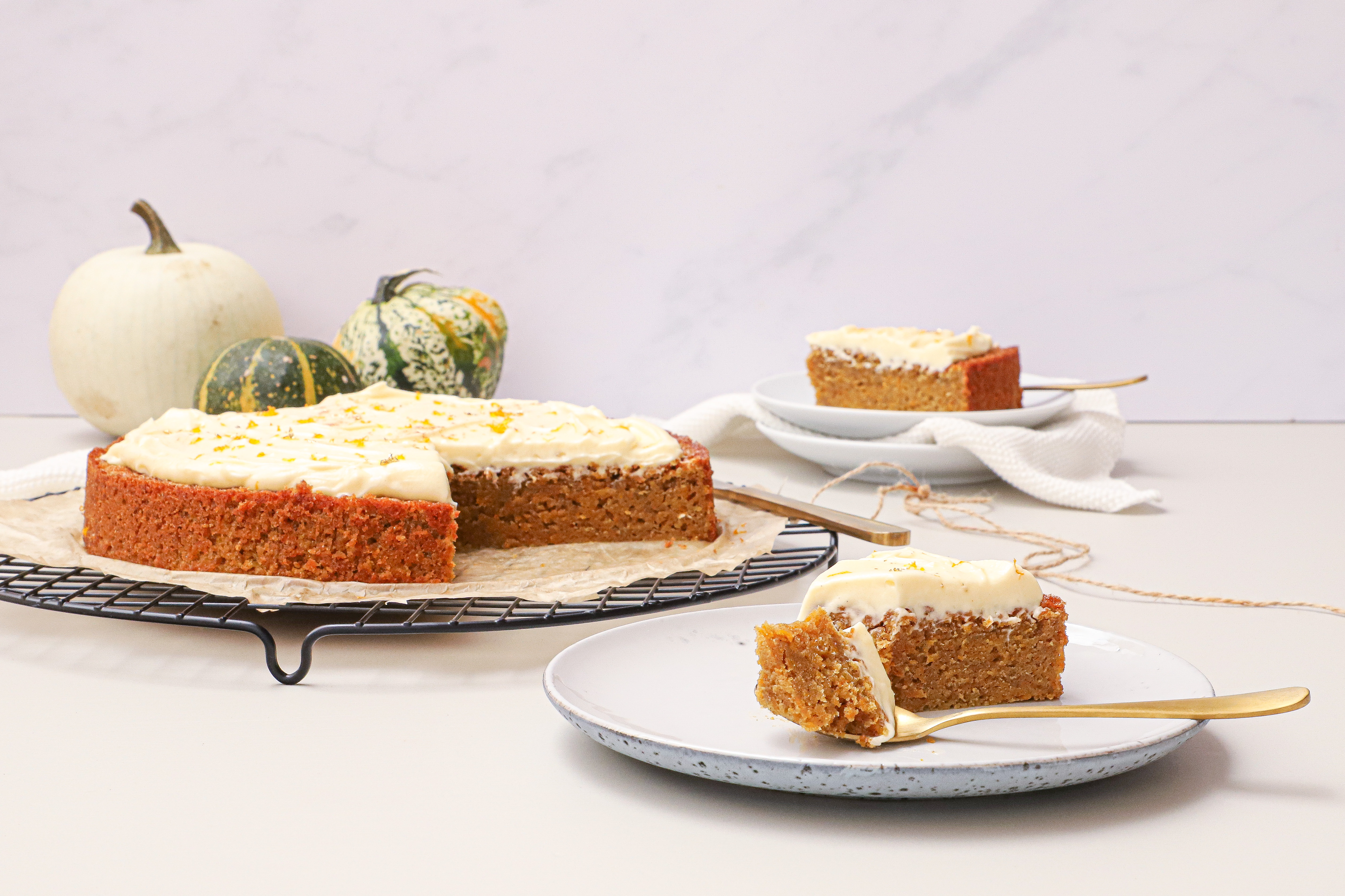 Halloween græskarkage med appelsin og frosting